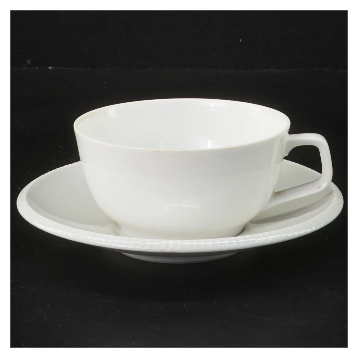 4 hvide B&G kopper samt underkopper (str. underkop ø 15 cm, kop ø 10 cm)