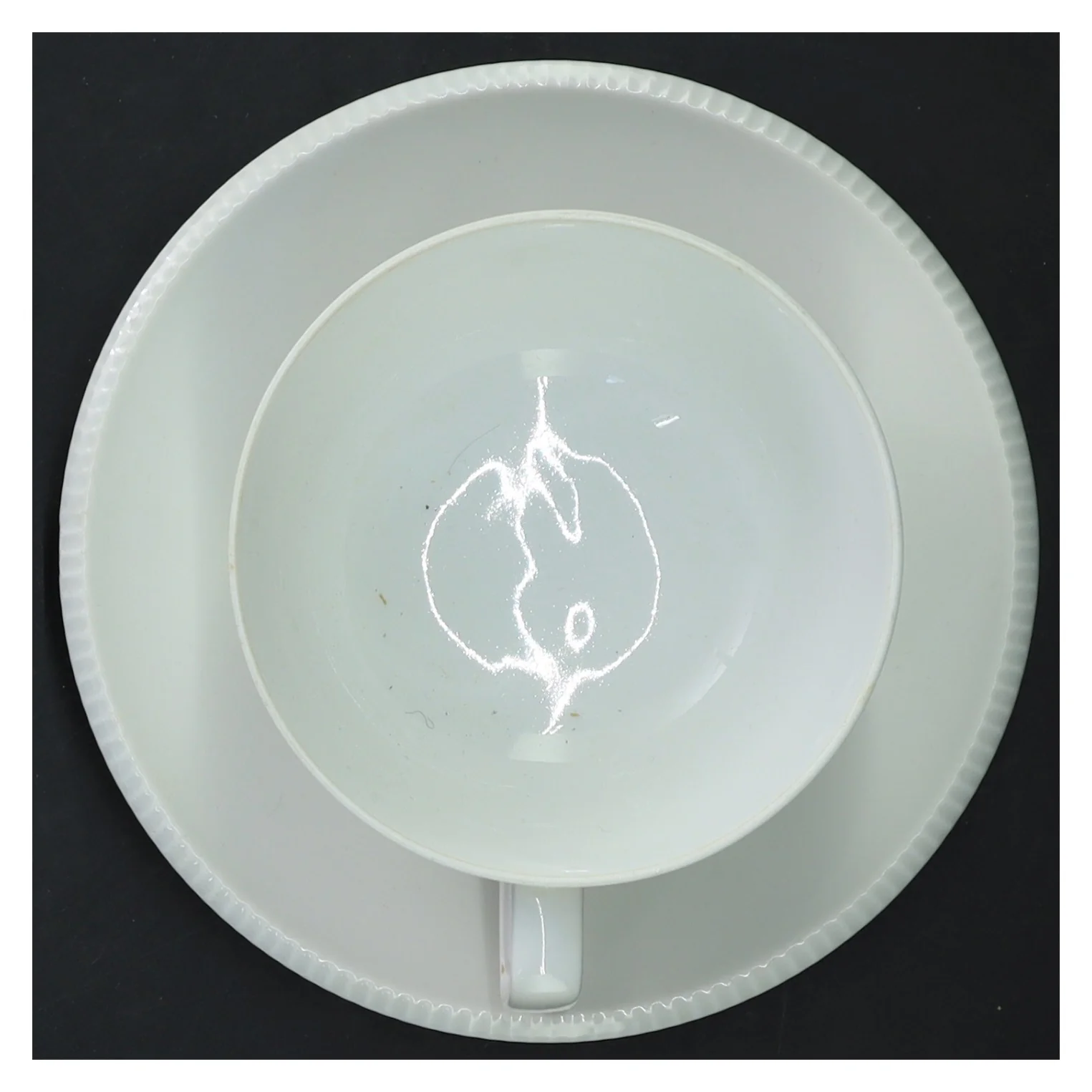 4 hvide B&G kopper samt underkopper (str. underkop ø 15 cm, kop ø 10 cm)