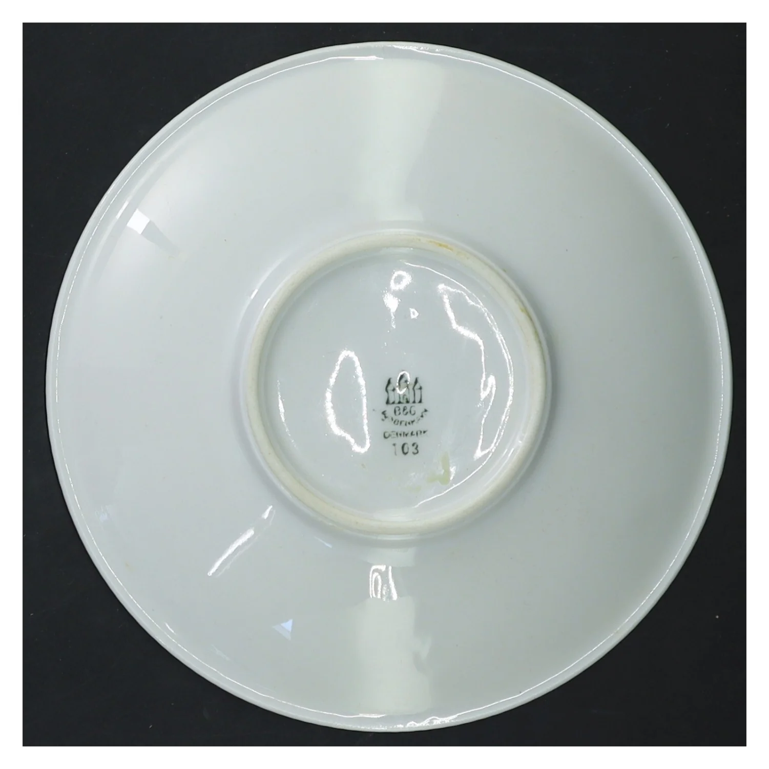 4 hvide B&G kopper samt underkopper (str. underkop ø 15 cm, kop ø 10 cm)