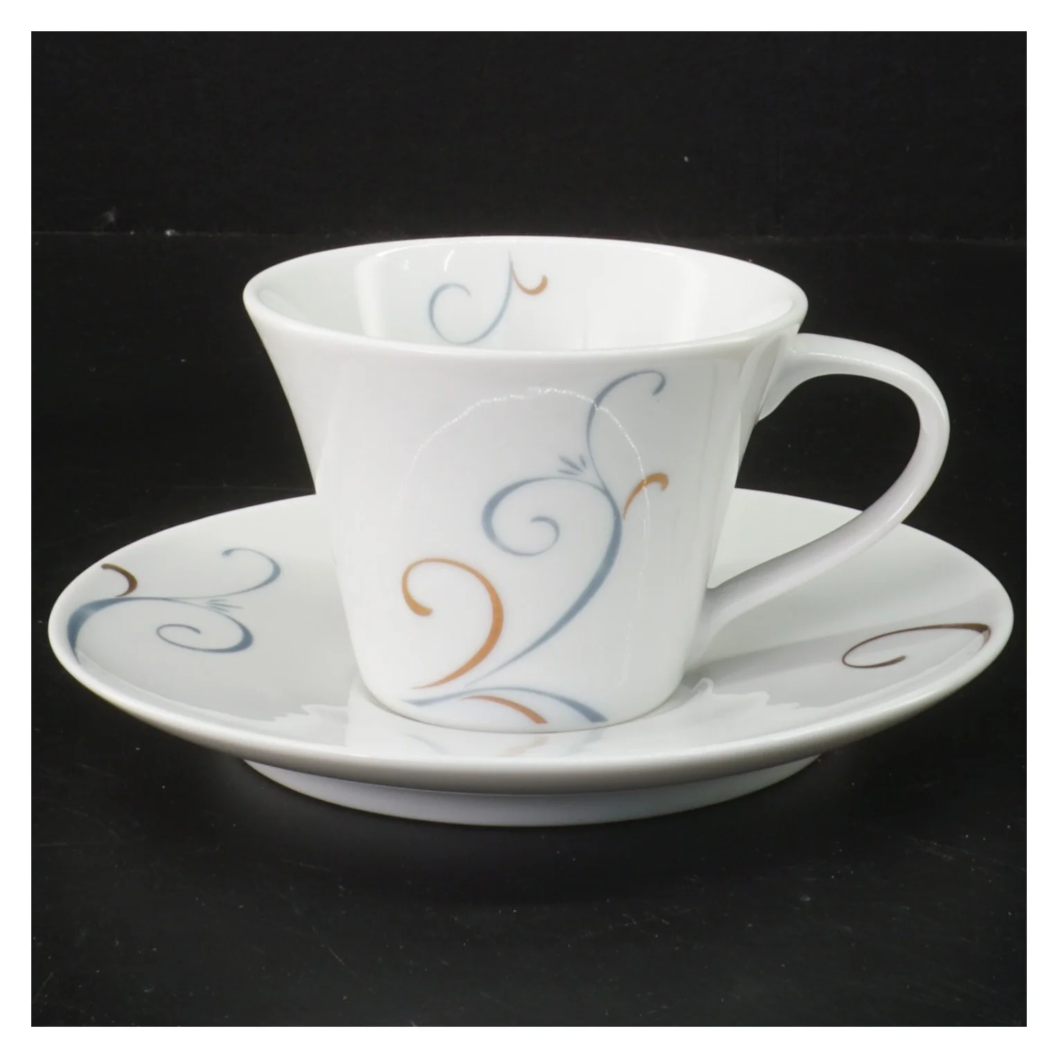 Porcelæns kaffesæt med tallerkener og kopper fra Victoria (str. ø 16 cm, 6 stykx cm)