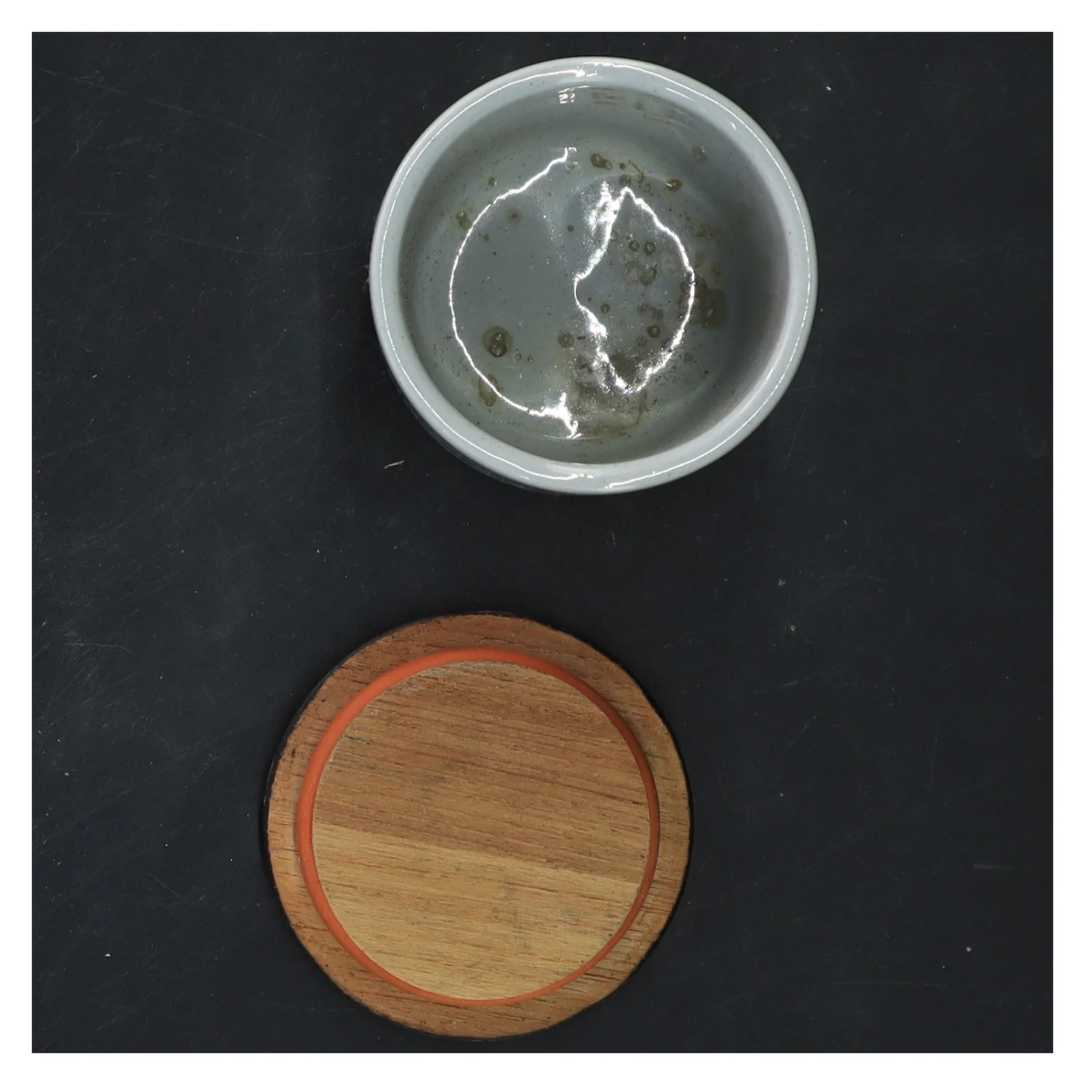 Keramisk sennepskrukke med trælåg fra Knabstrup (str. 8x7 cm)