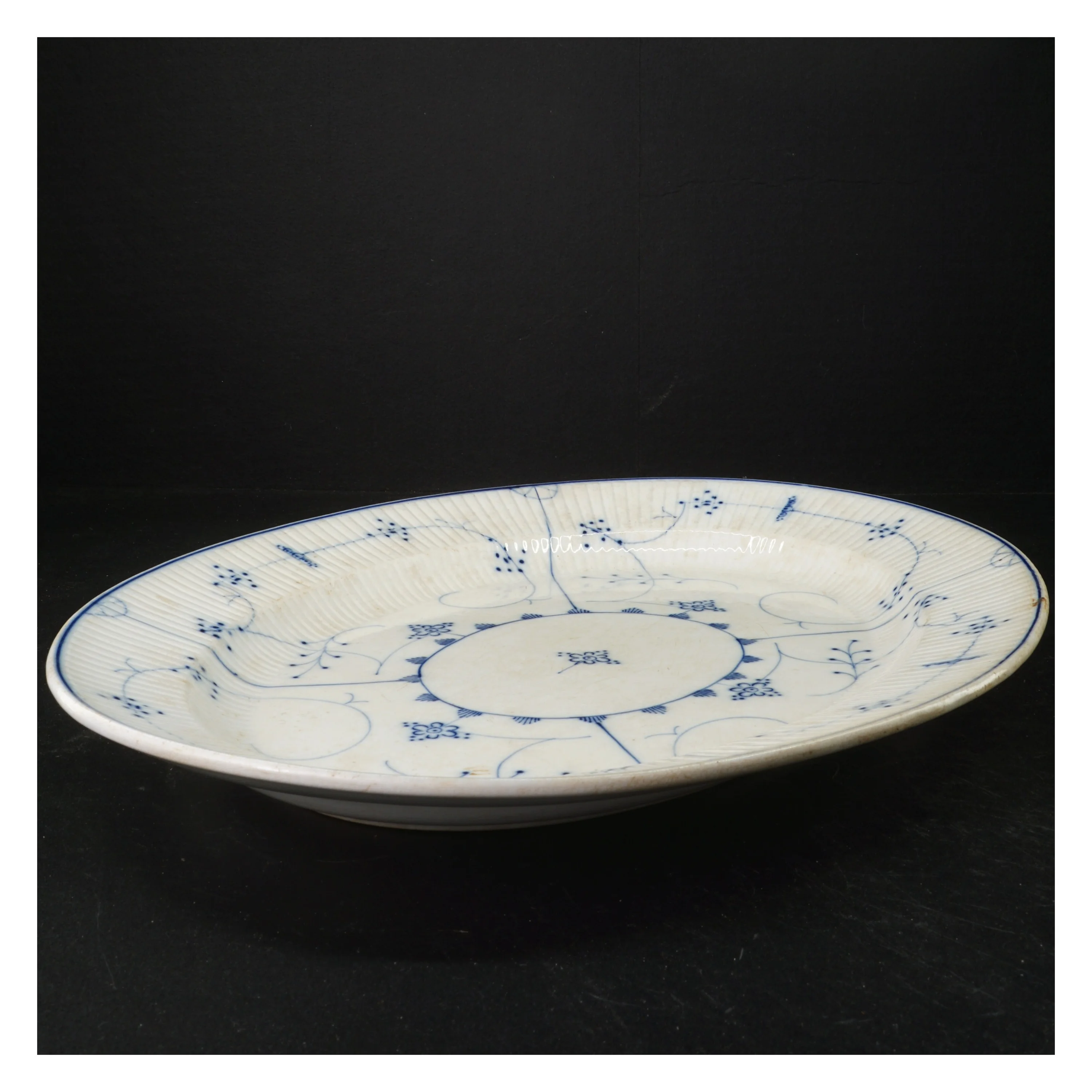 Blåt og hvidt porcelænsfad (str. 45 x 36 cm)