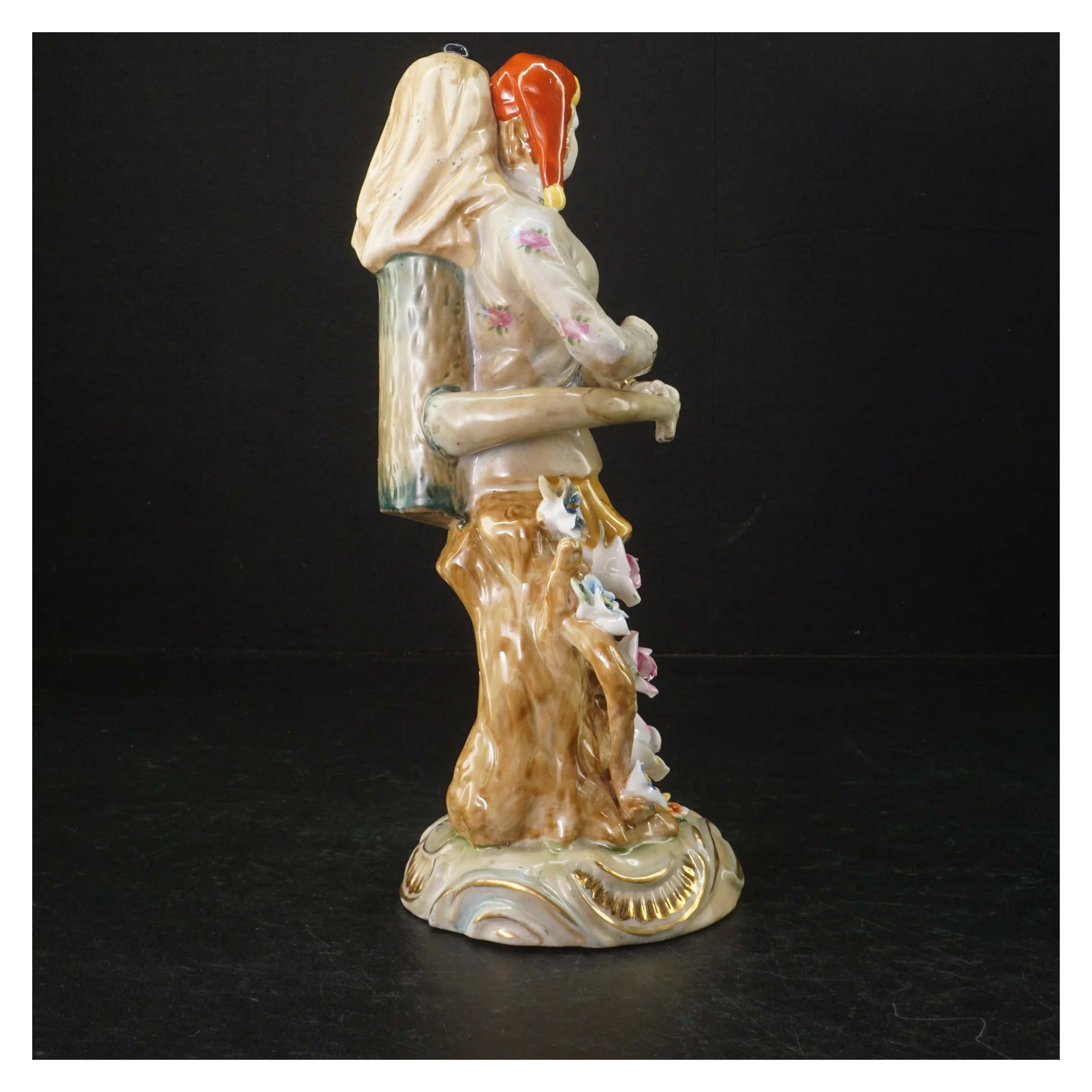 Porcelænsfigur af vandbærer (str. 27 cm)
