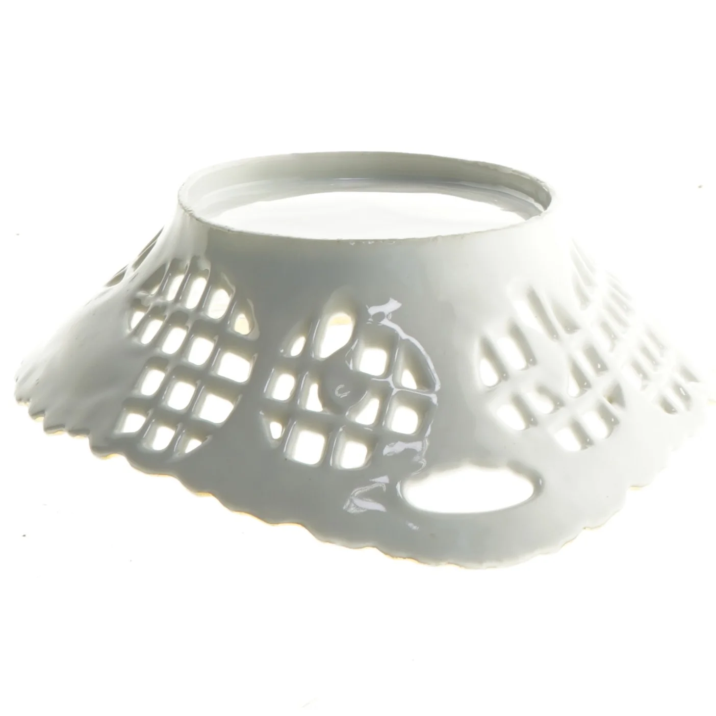 Porcelænsskål med gennembrudt mønster og guldkant (str. 29 x 30 cm)