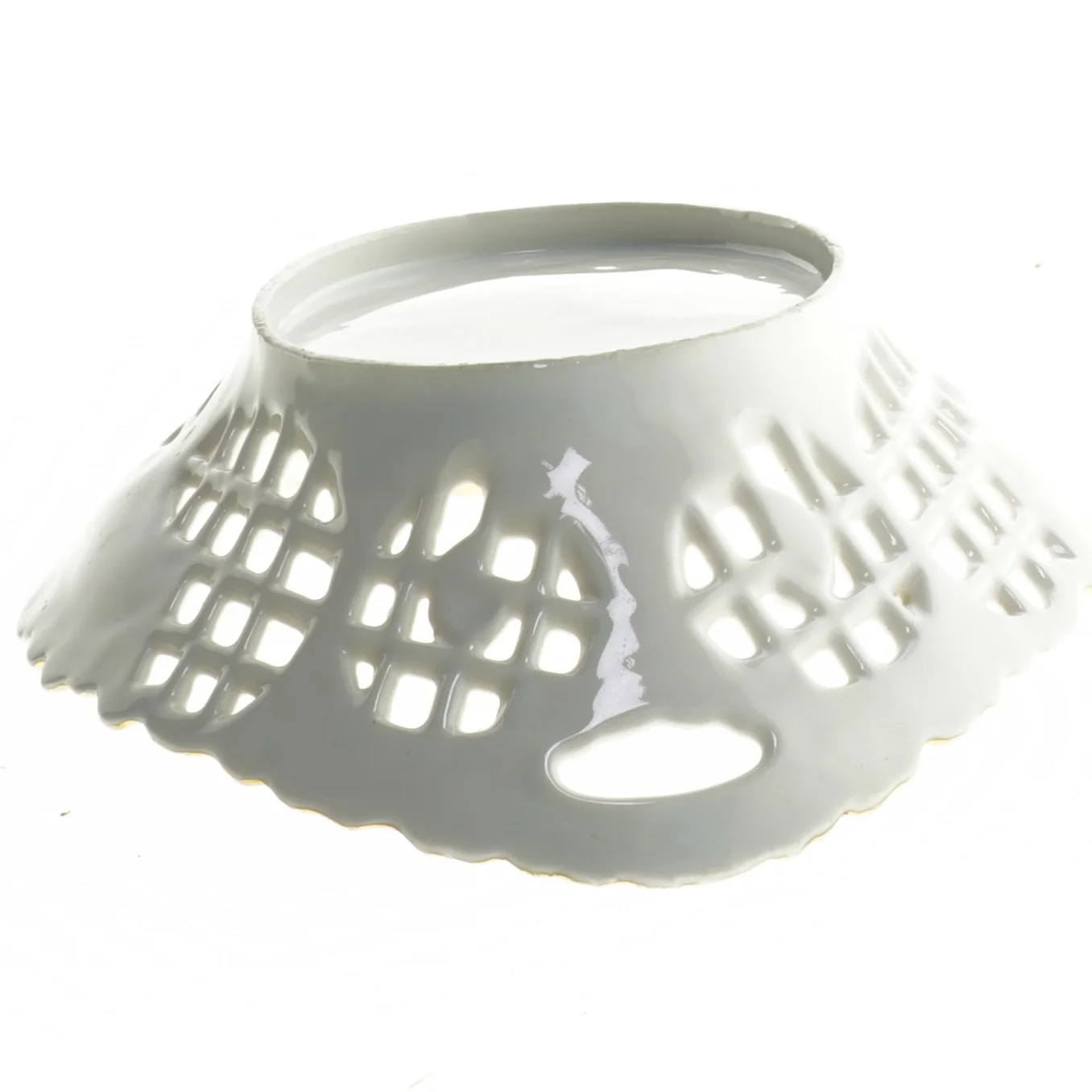 Porcelænsskål med gennembrudt mønster og guldkant (str. 29 x 30 cm)