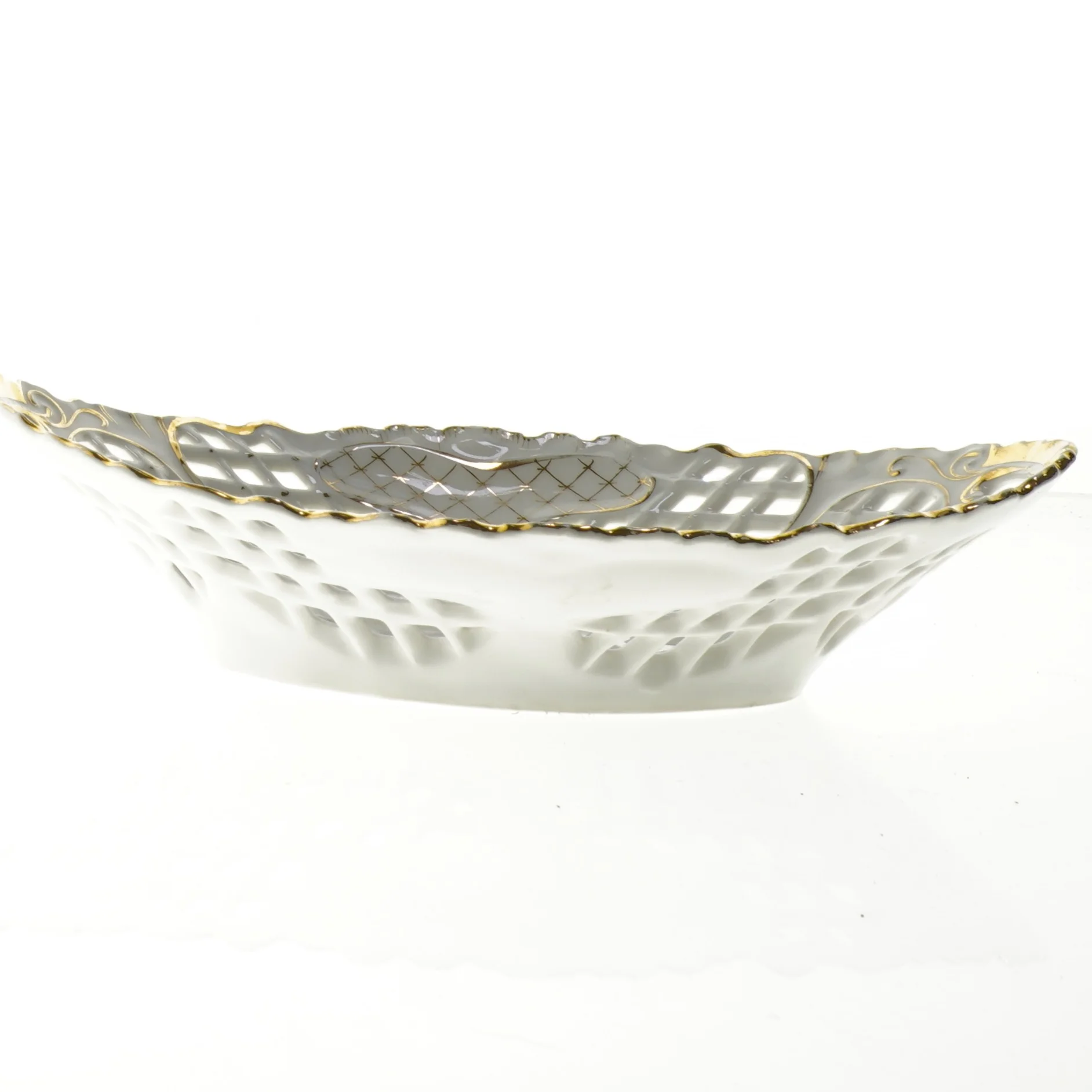 Porcelænsskål med gennembrudt mønster og guldkant (str. 29 x 30 cm)