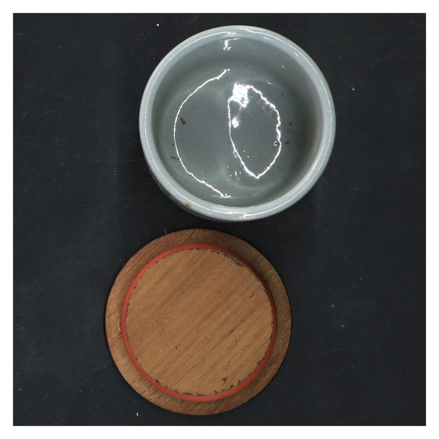 Knabstrup bagepulver krukke med låg og skovl fra Knabstrup (str. 8x7 cm)