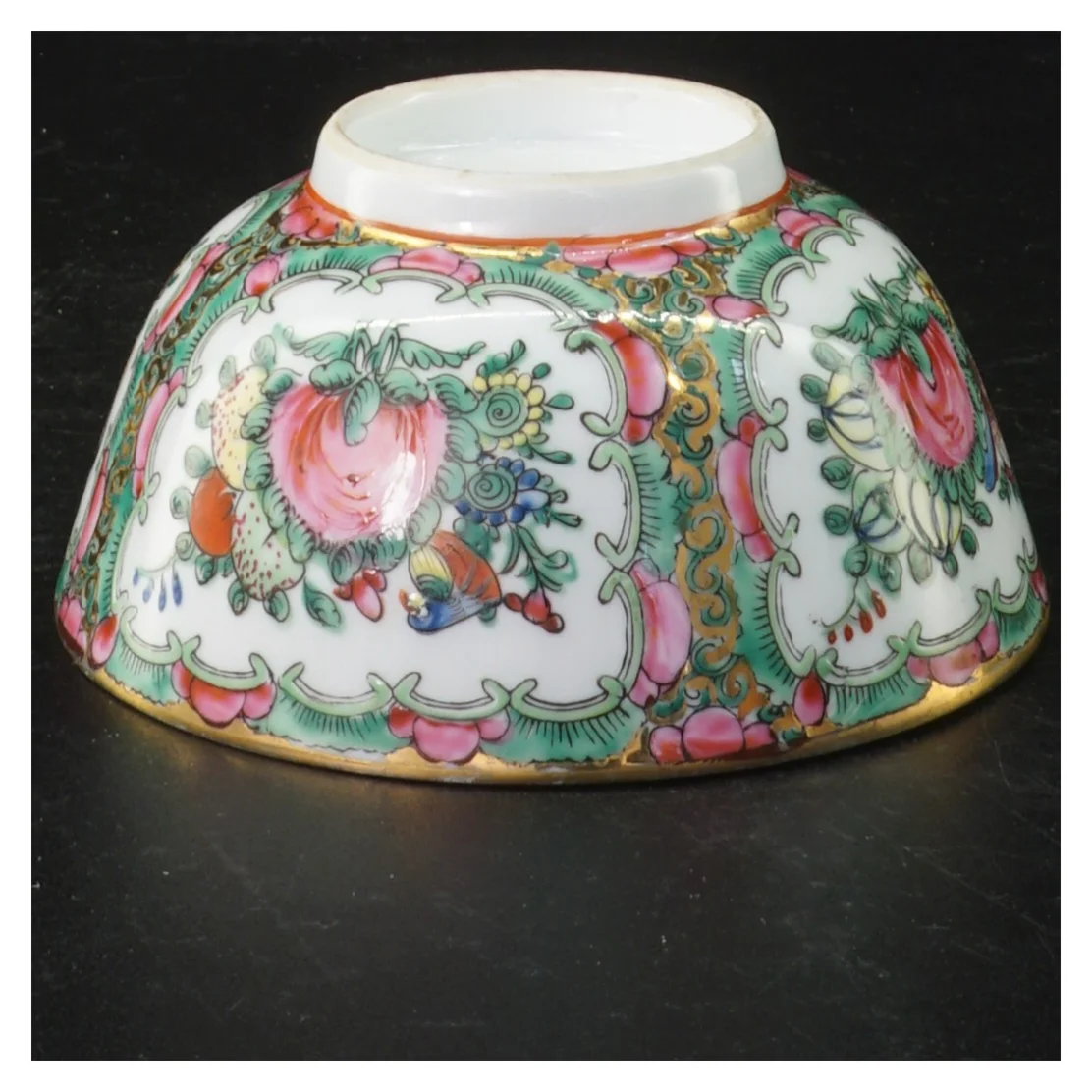 Porcelænsskål med farverig dekoration (str. Ø 12 cm)