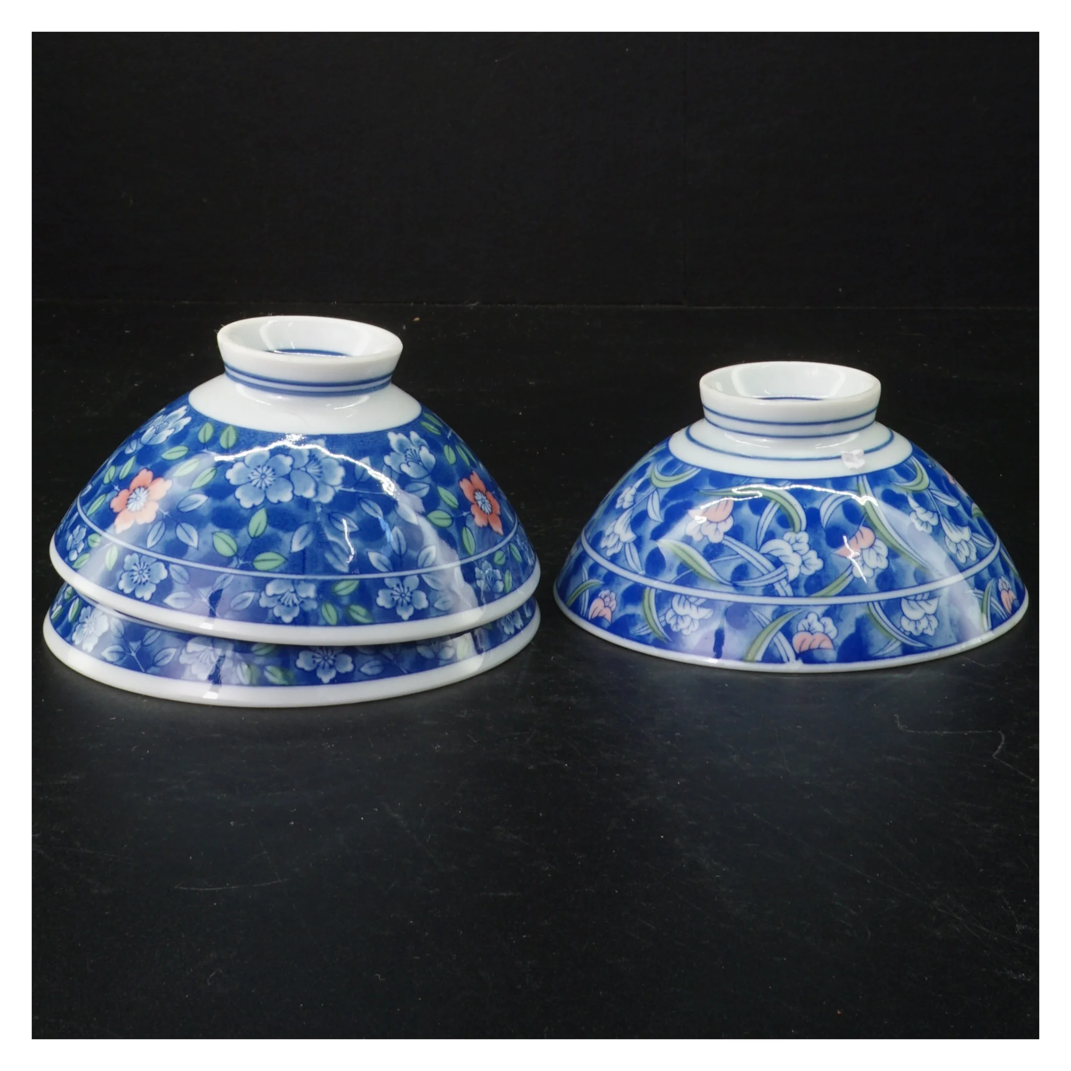 Porcelænsskåle med blomstermønster (str. Ø 12 cm)