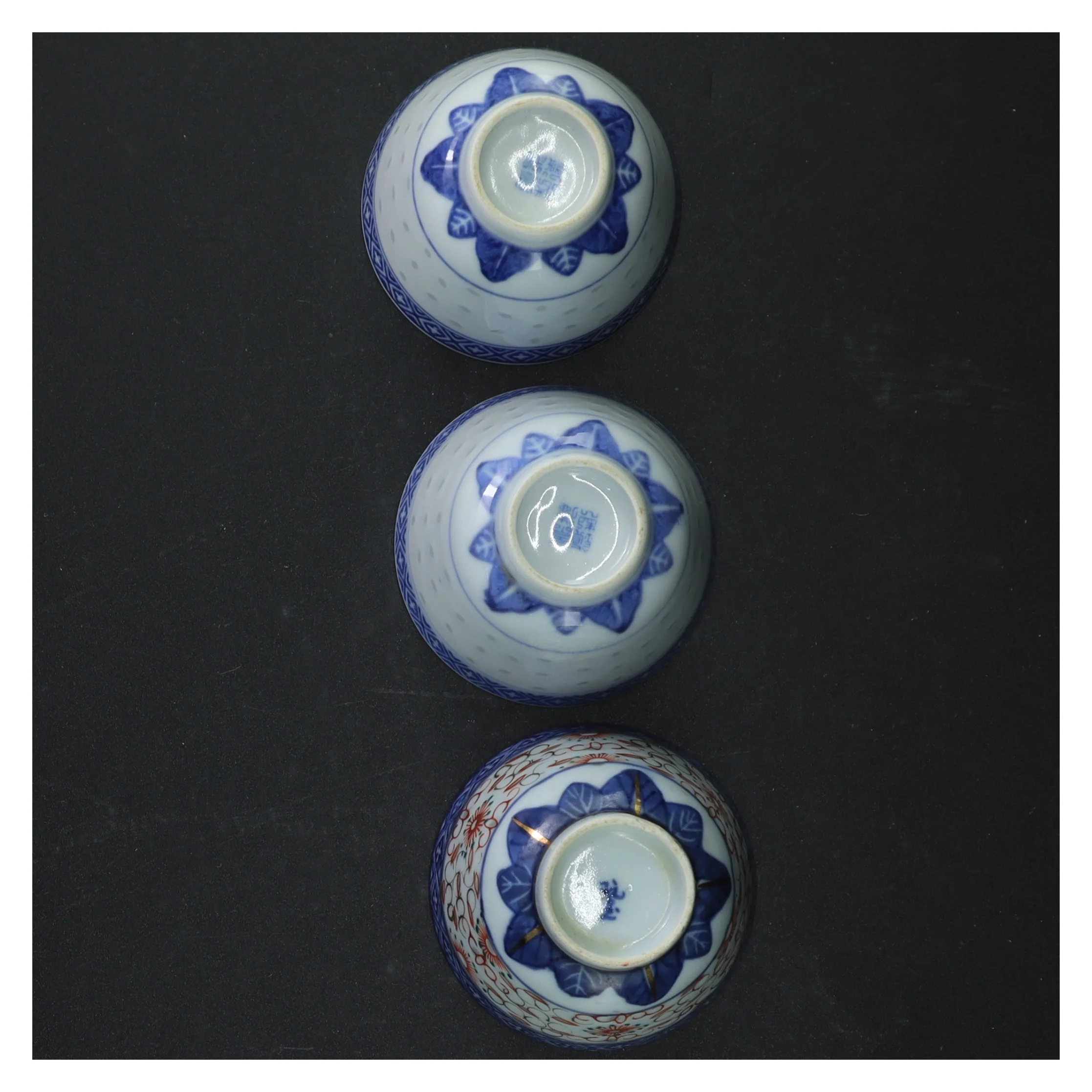 Porcelænsskåle i blåt og hvidt (str. H 6 cm)