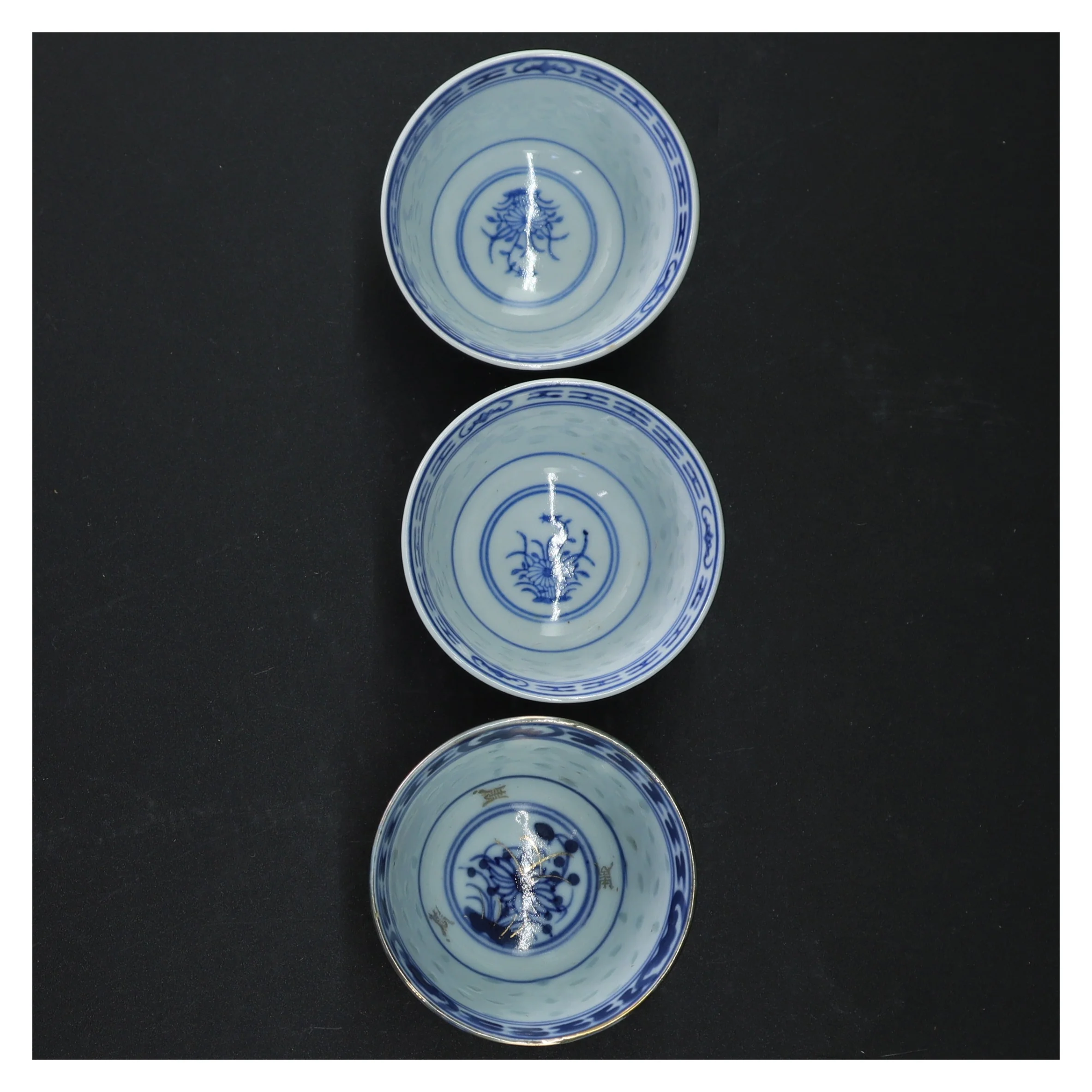 Porcelænsskåle i blåt og hvidt (str. H 6 cm)