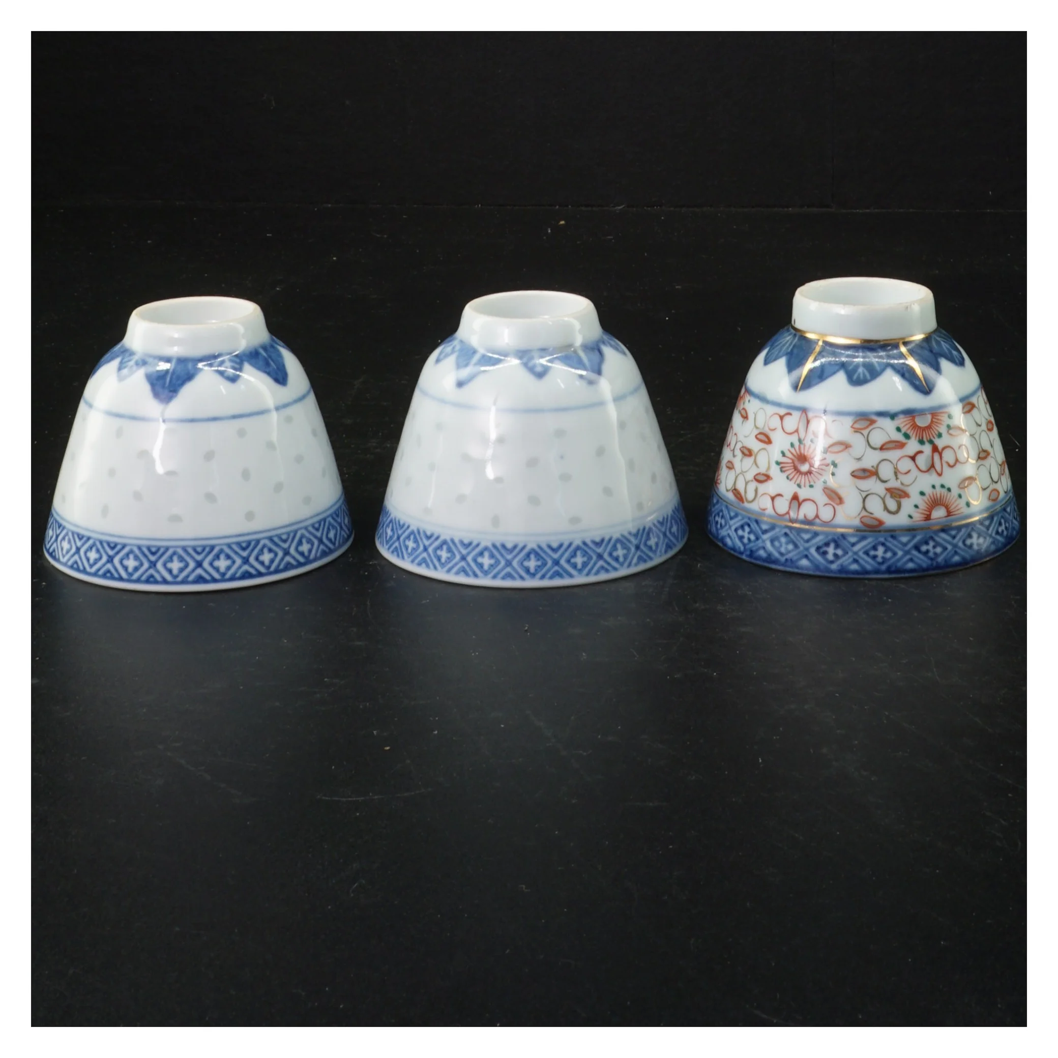 Porcelænsskåle i blåt og hvidt (str. H 6 cm)