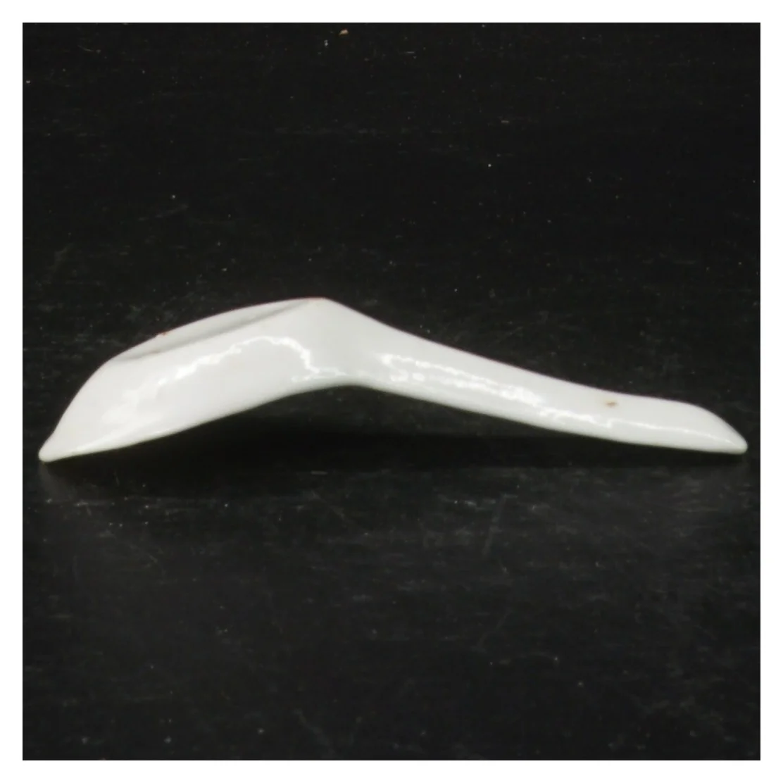 Dekorativ kinesisk porcelænsske (str. 12 cm)