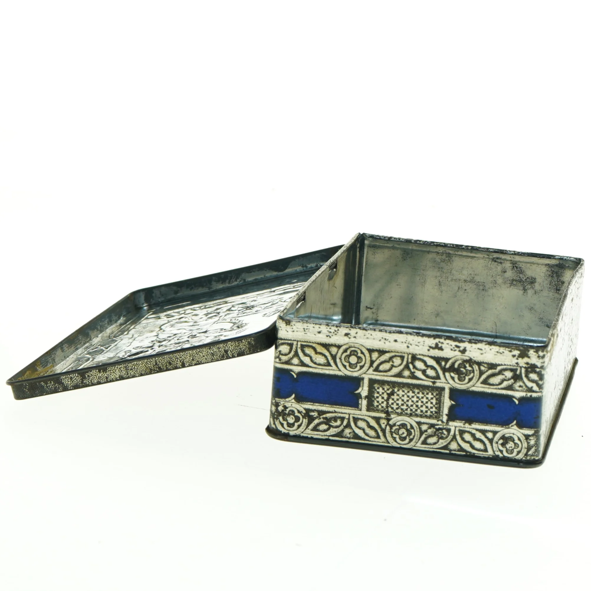 Dekoteret metal æske (str. 17 x 12 x 5 cm)