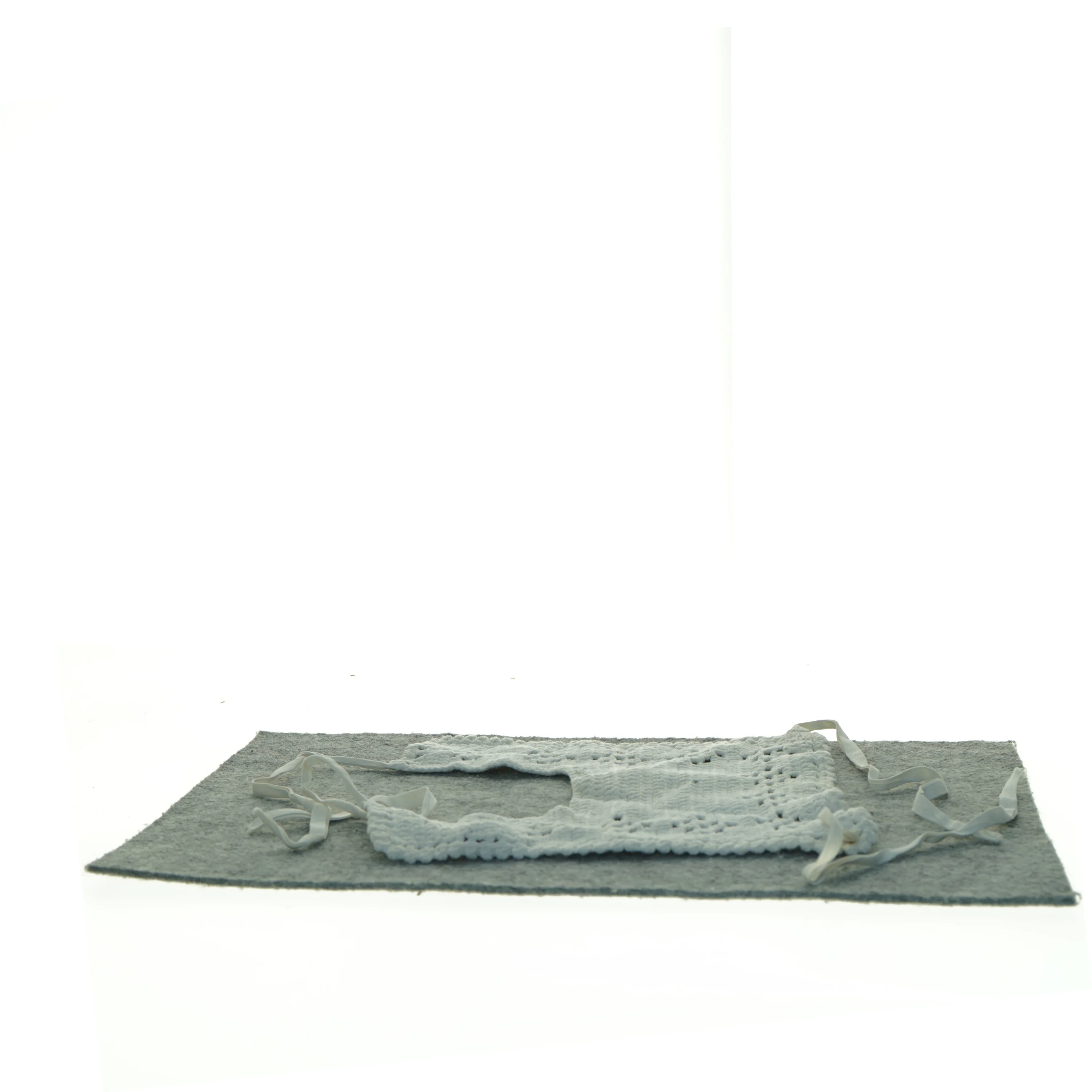 Hæklet børneforklæde (str. 22 x 20 cm)