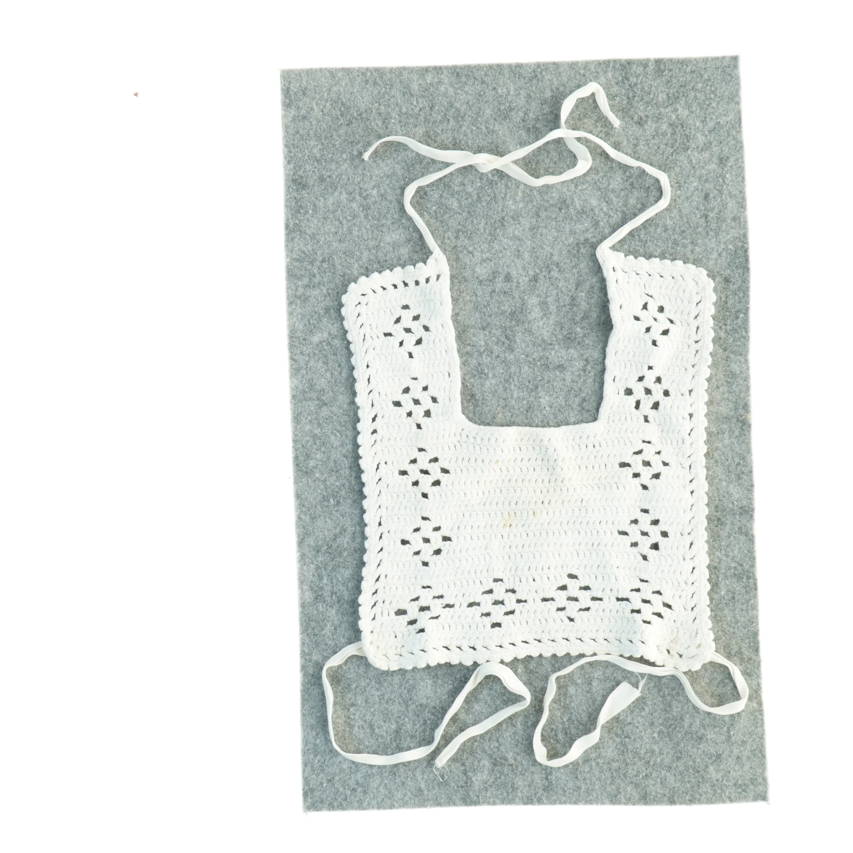 Hæklet børneforklæde (str. 22 x 20 cm)