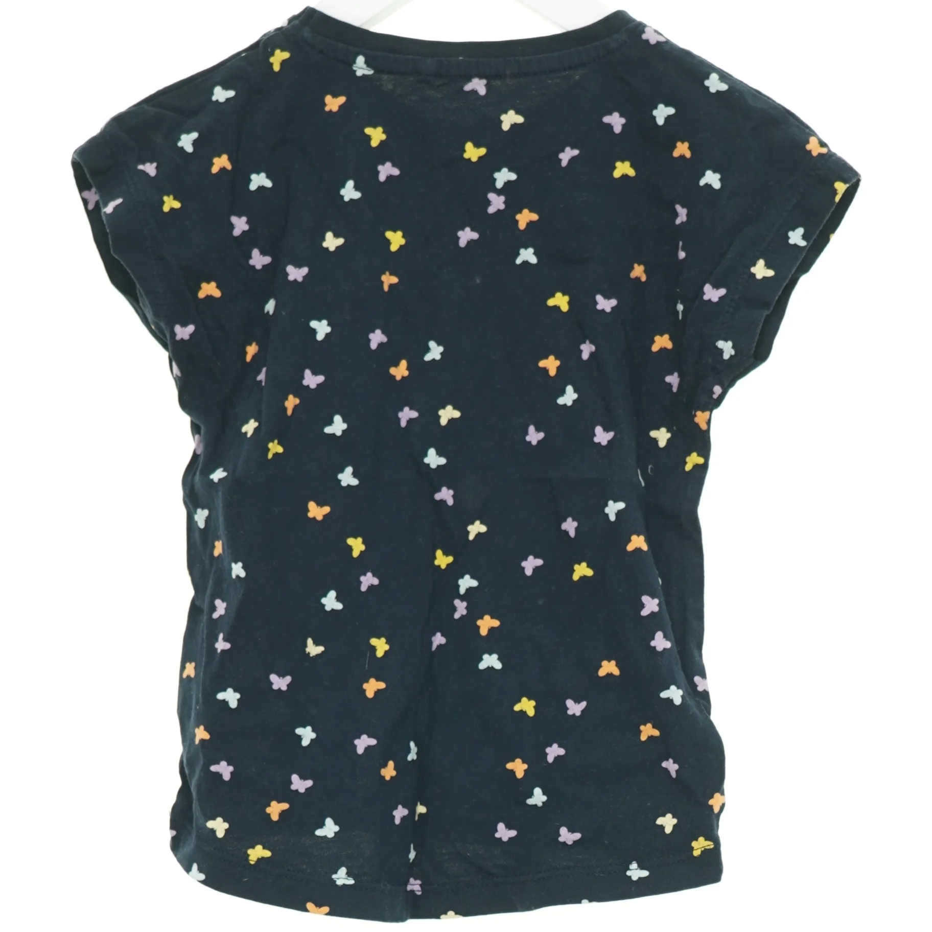 T-Shirt fra Basic needs (str. 104 cm)