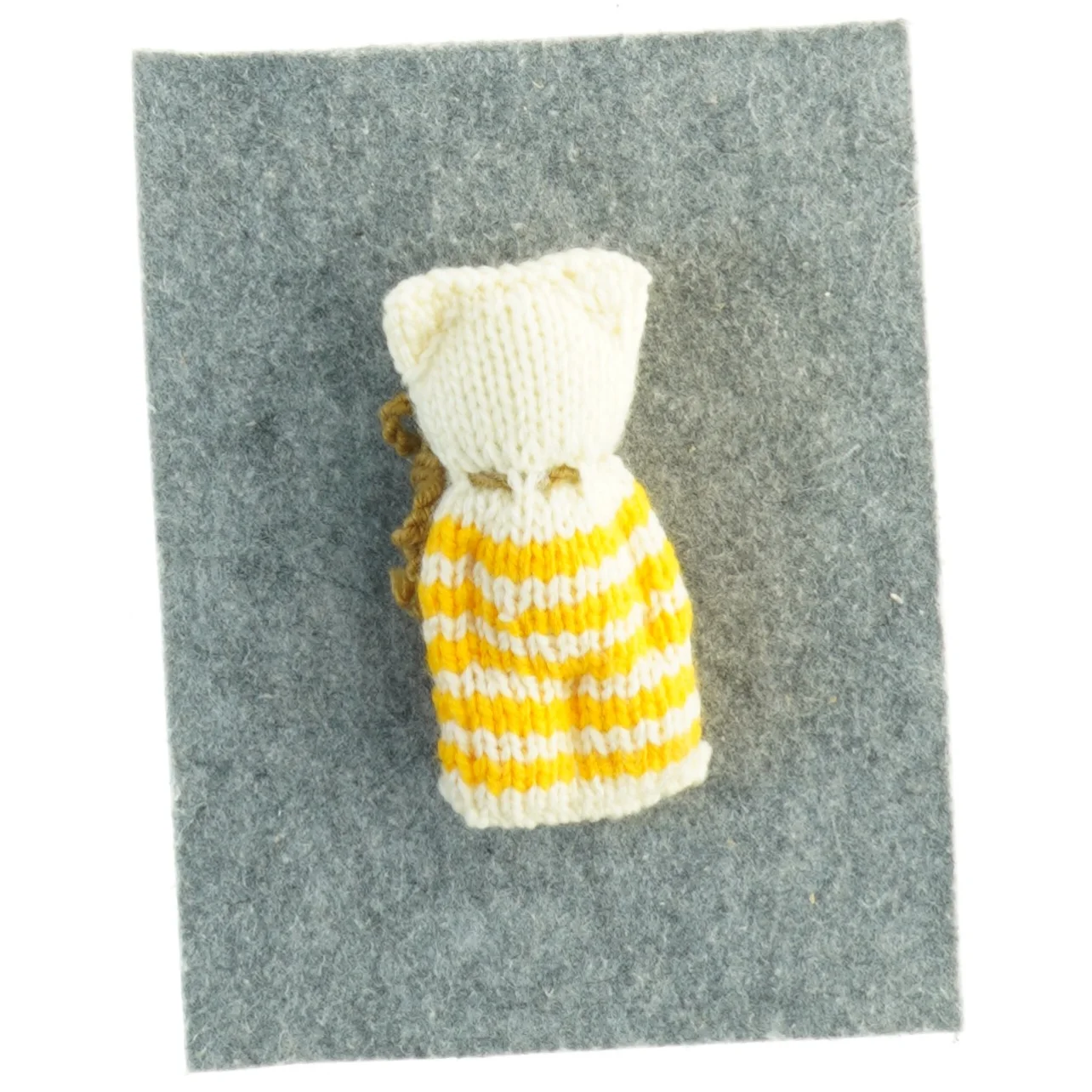 Håndstrikket bamse (str. 13 x 7 cm)