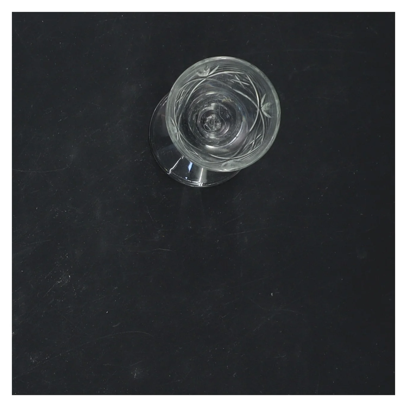 Klassisk glas med mønster (str. 10x4 cm)