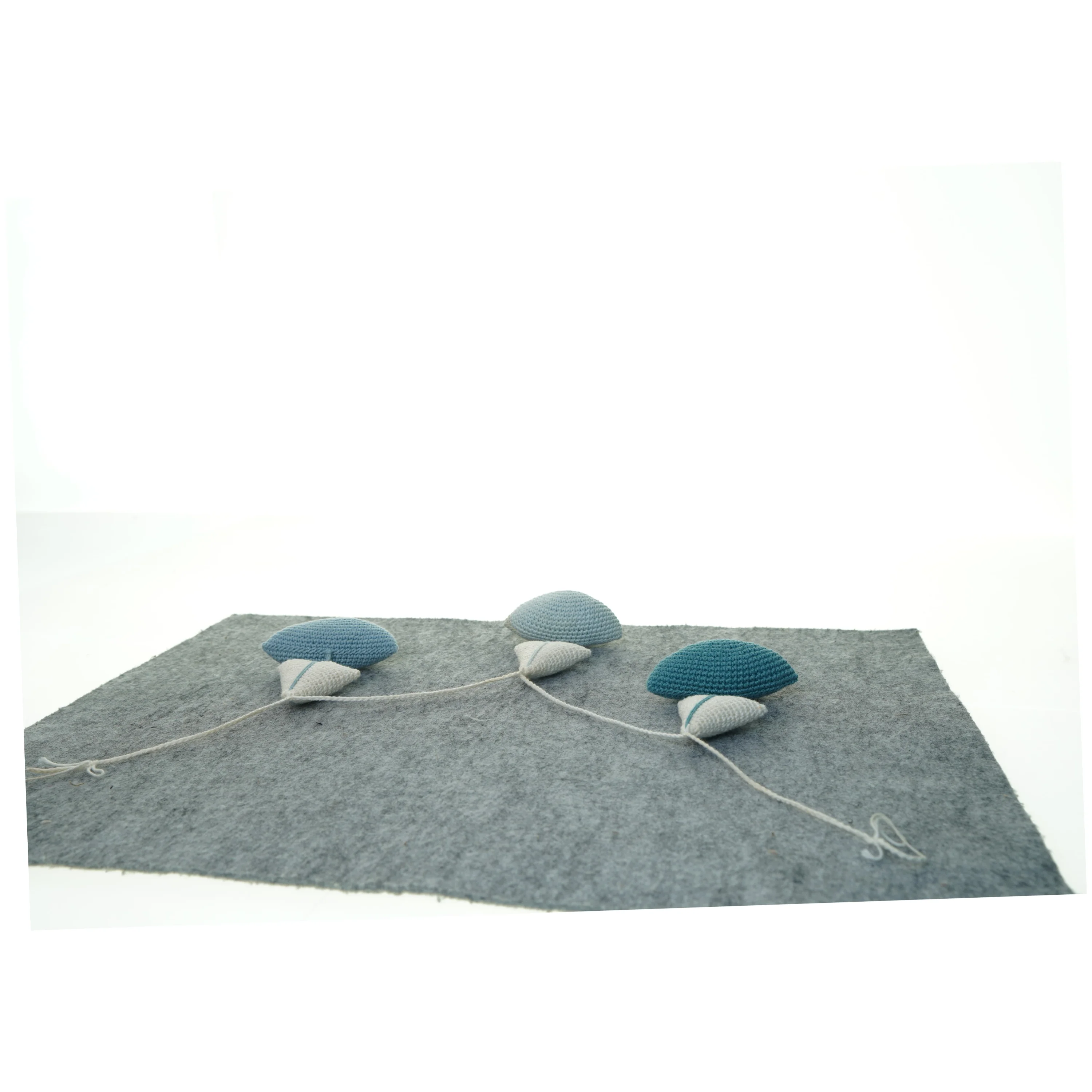 Strikket pynt til barnevogn el. lign. (str. 70 x 12 cm)