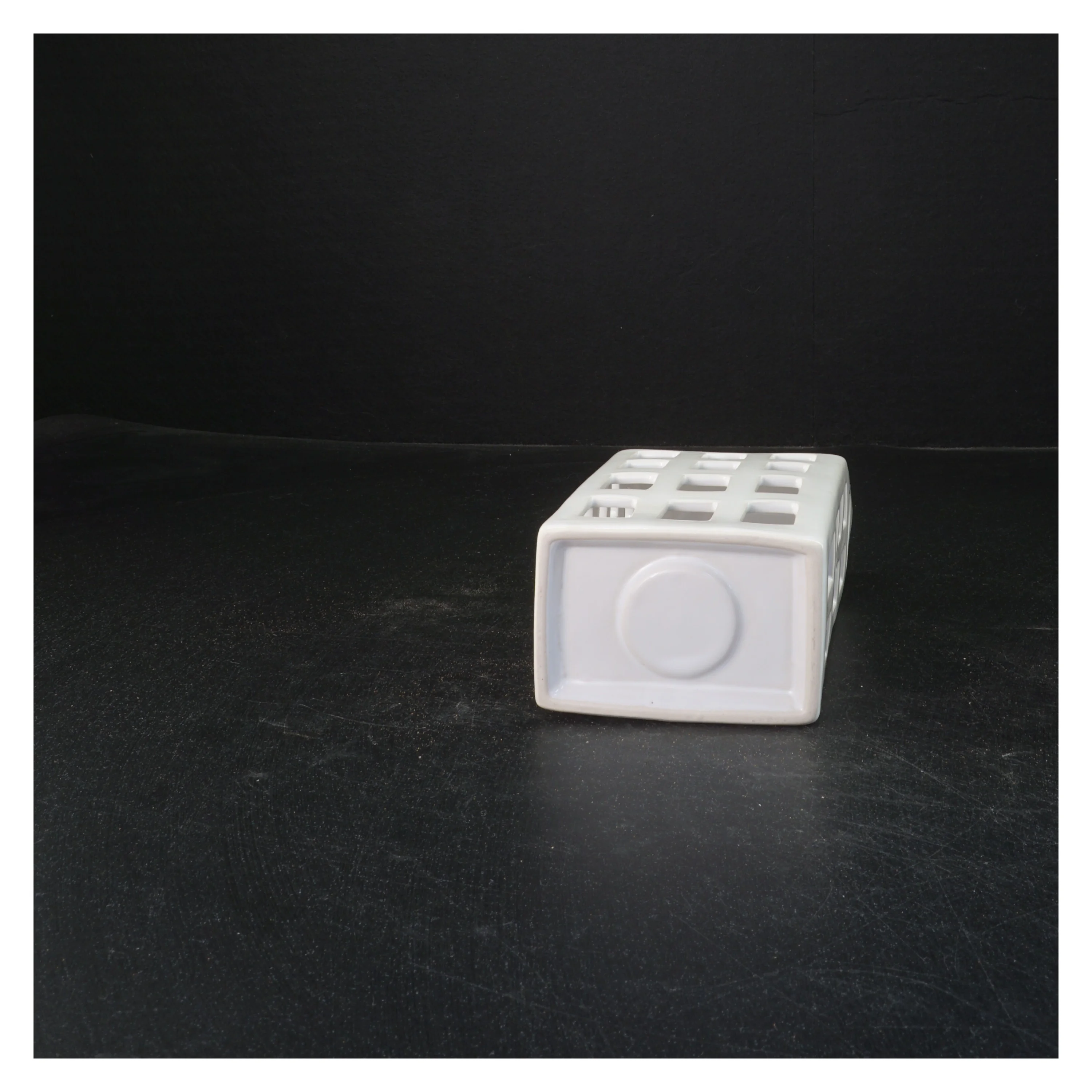 Keramik lysestage formet som bygning (str. 18x9x6 cm)