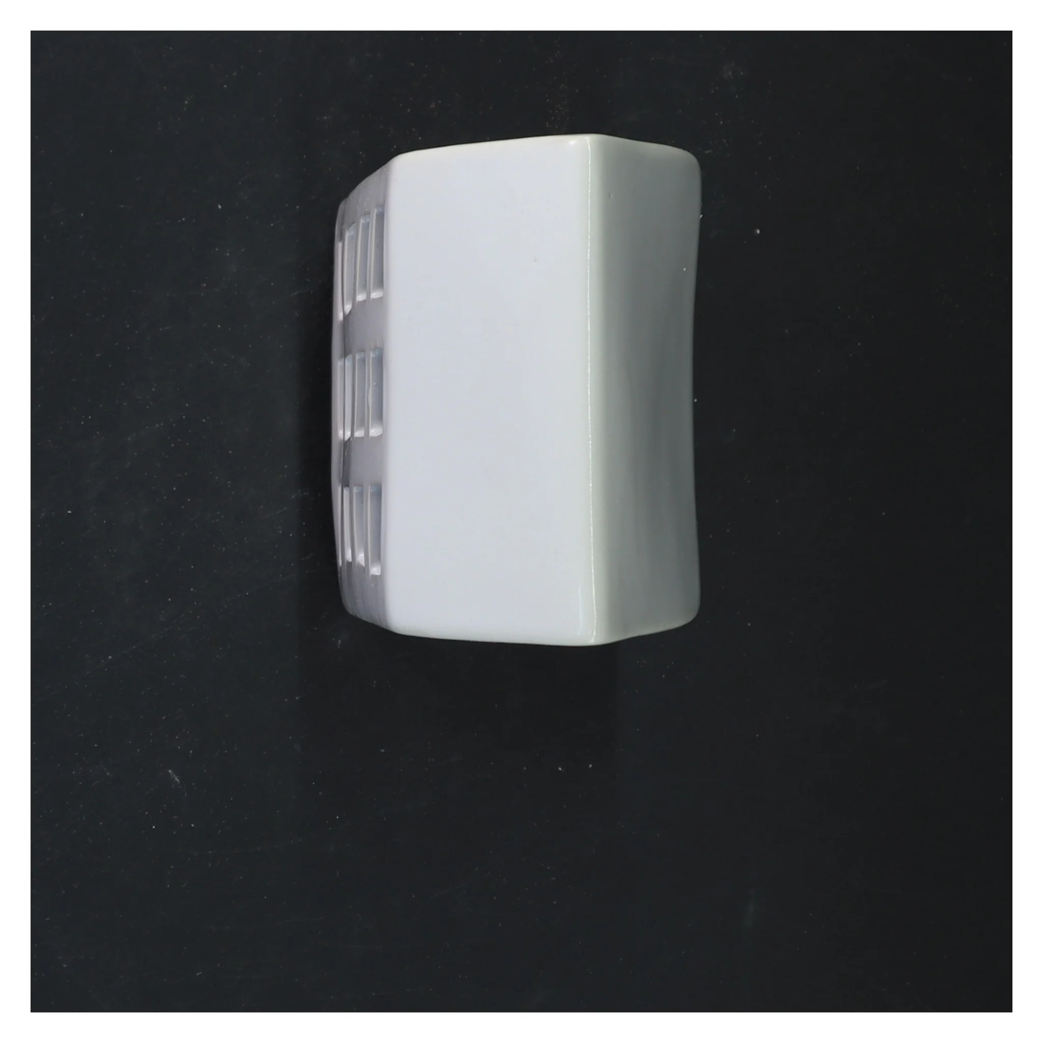 Keramik lysestage formet som bygning (str. 18x9x6 cm)