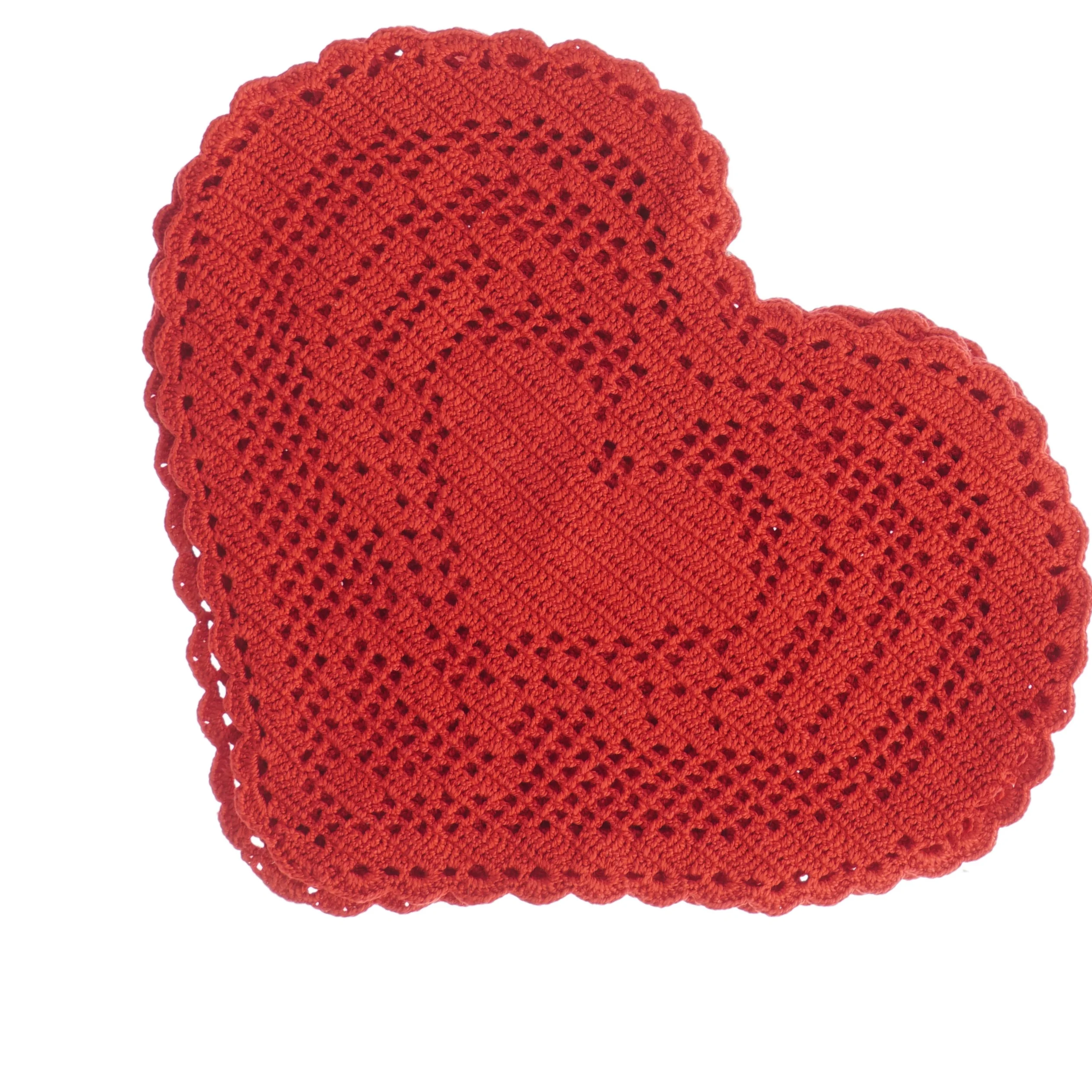 Røde hæklede bordbrikker