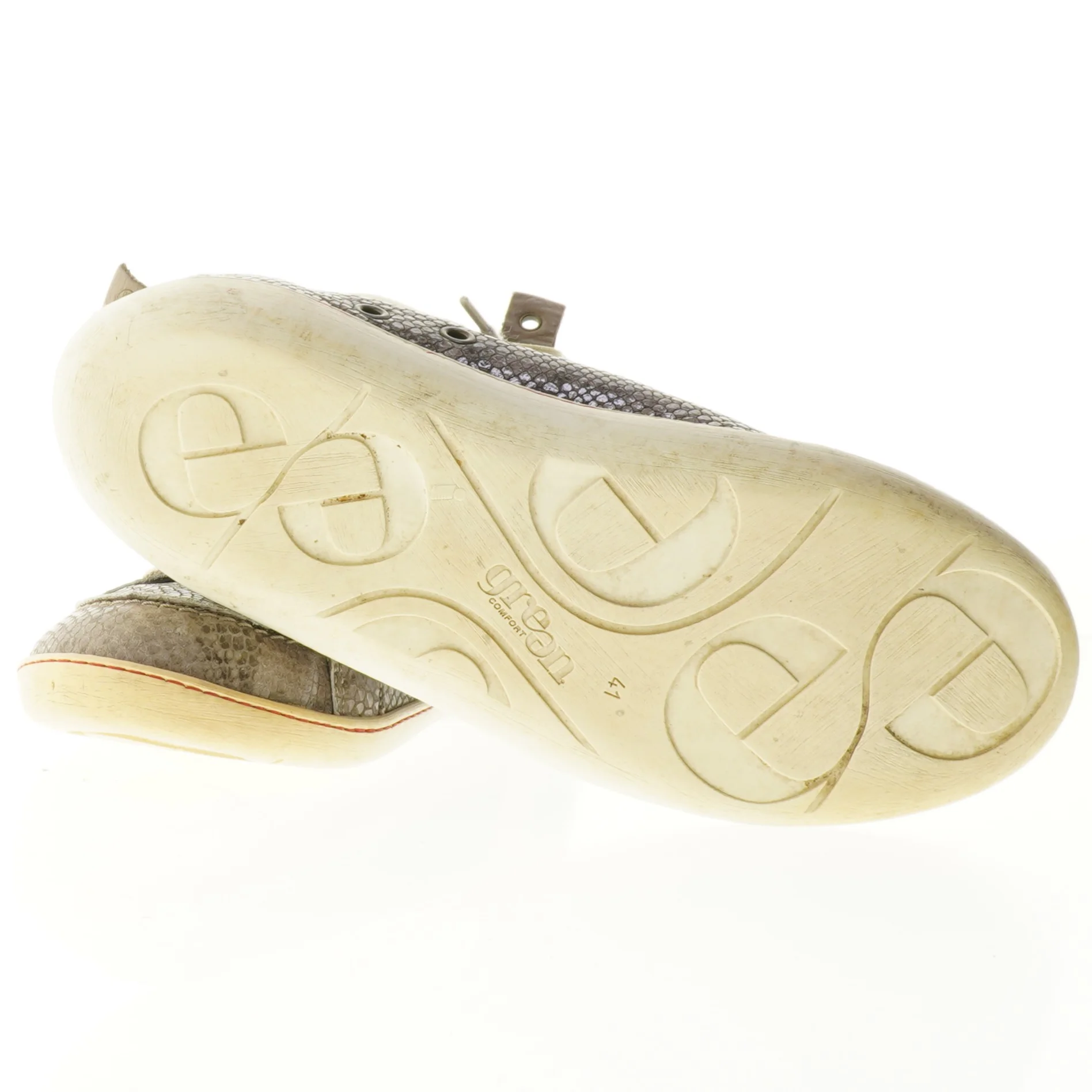 Brugte damesneakers med slangeskindslook