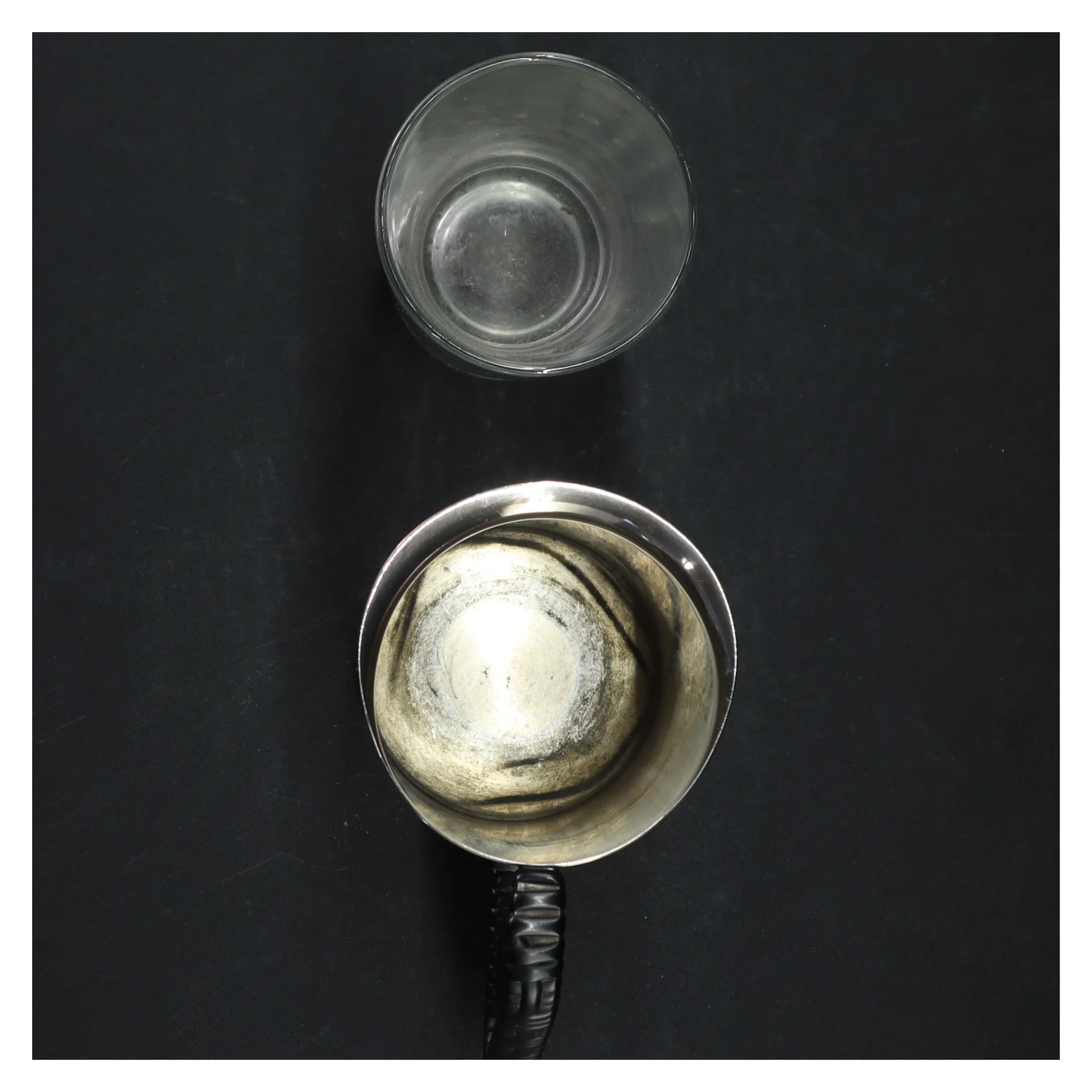 Sølvkande, 2-tårnet  og glas fra Richmond (str. H. 13,5 cm. ø 7 cm)