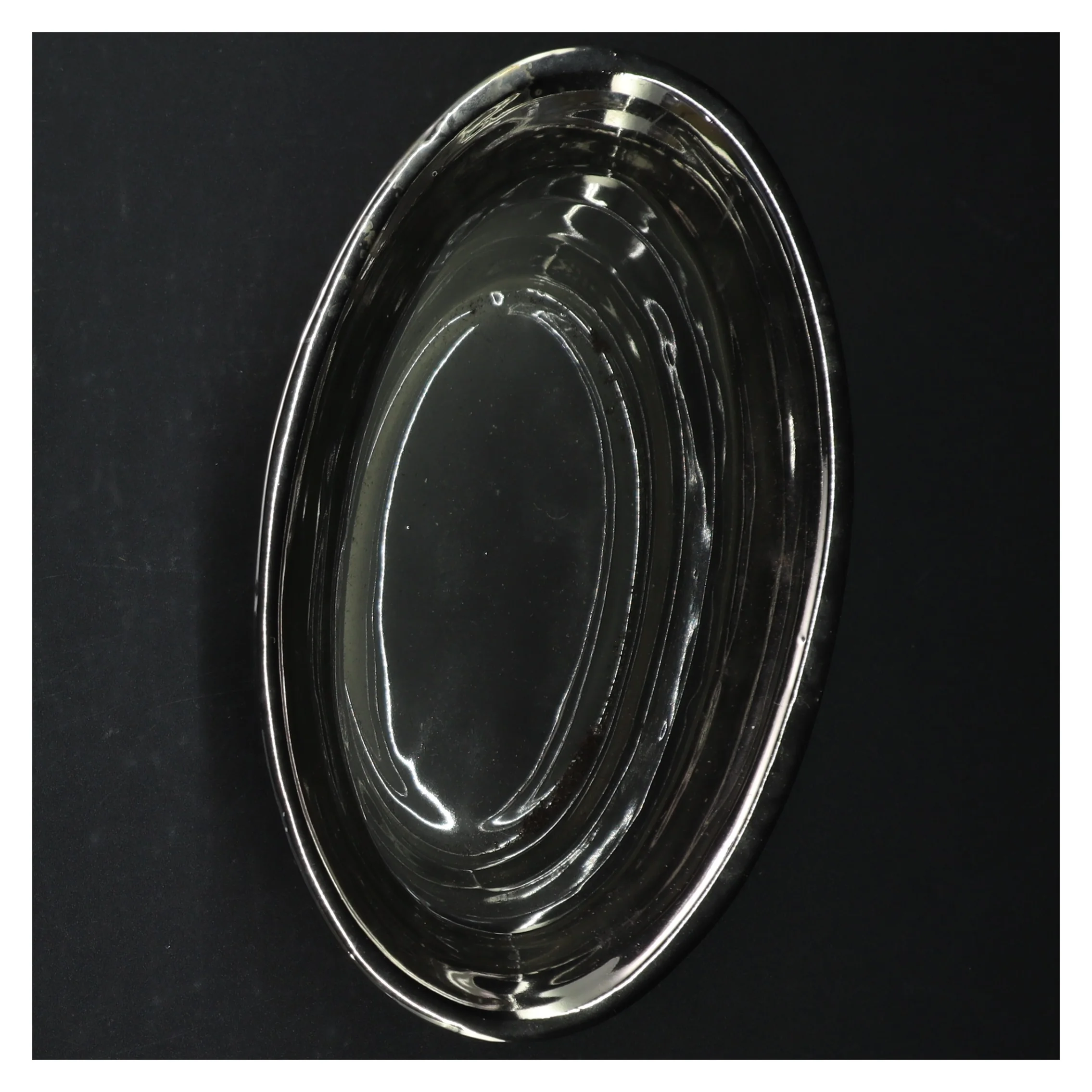 Ovalt sølvfarvet fad med rosendekoration (str. 21 x. 12 cm)