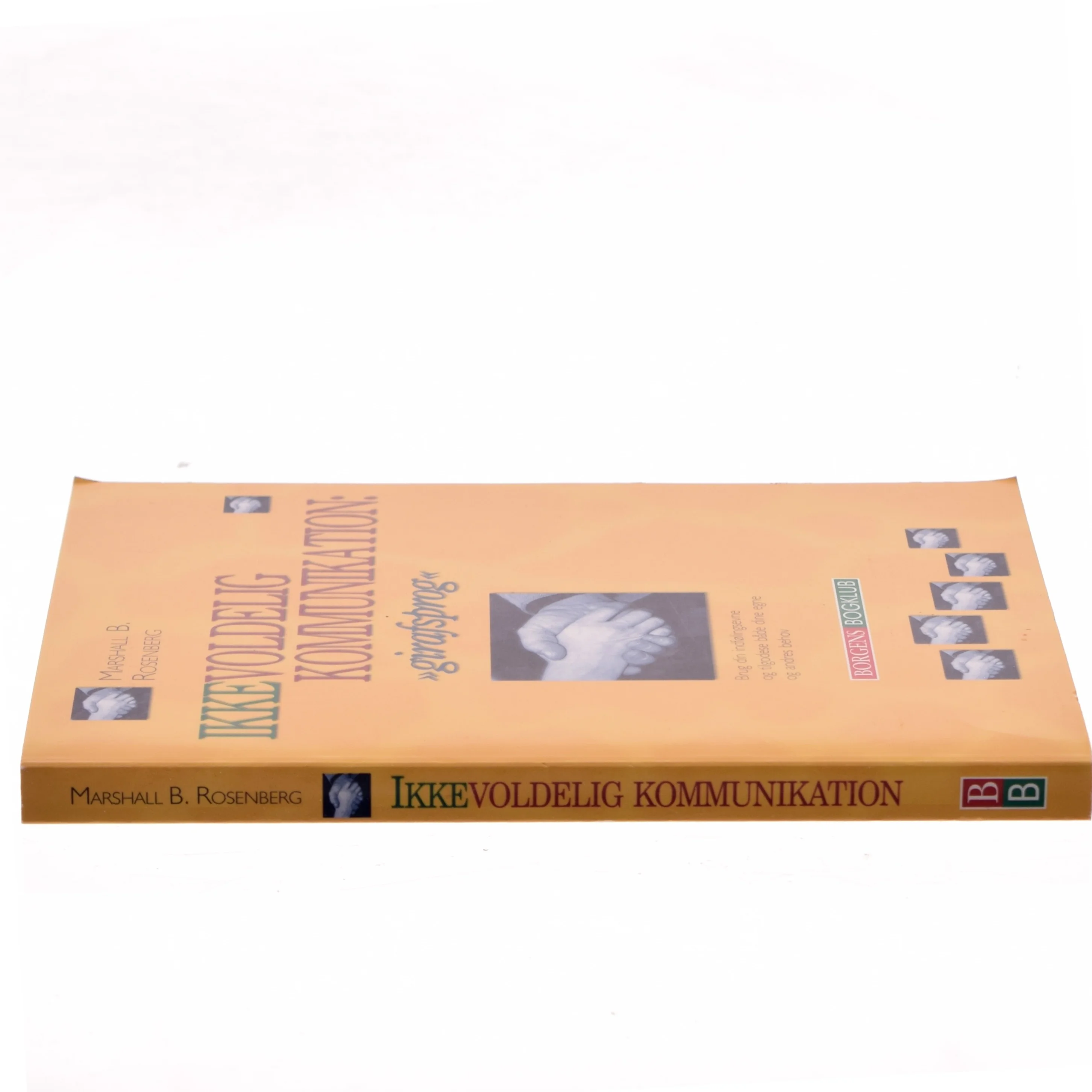 Ikkevoldelig kommunikation - girafsprog : brug din indfølingsevne og få både dine egne og andres behov tilgodeset af Marshall B. Rosenberg (Bog)