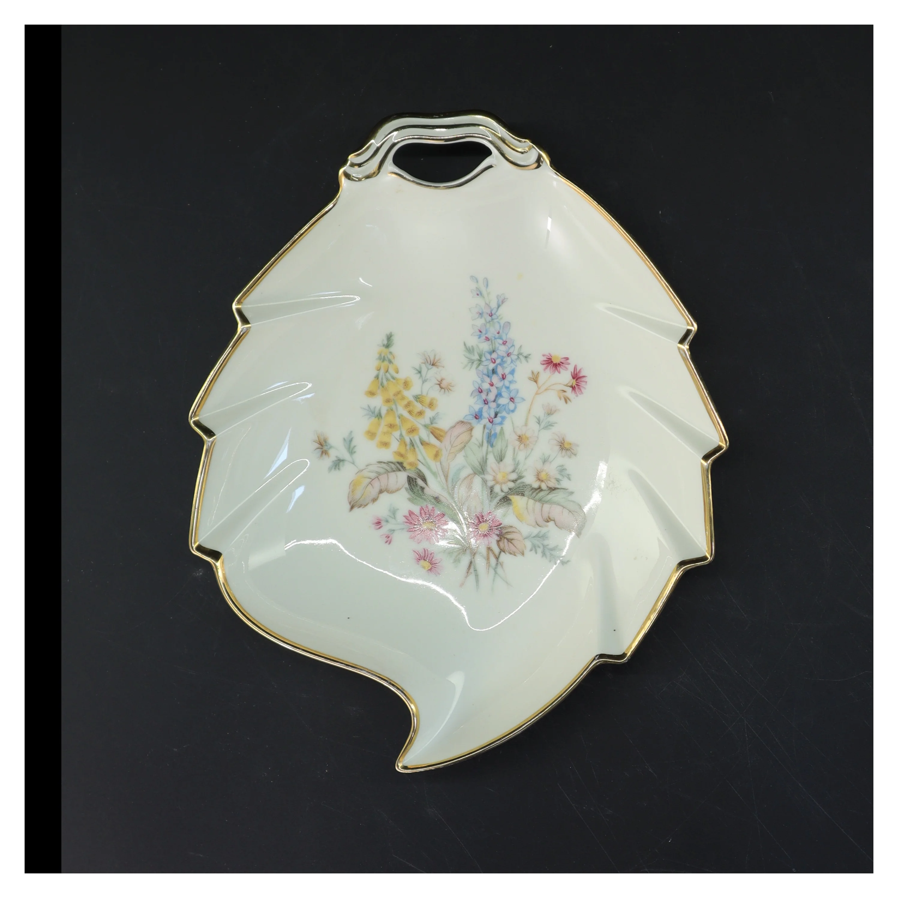 Oval broholmskål med blomsterdesign fra Broholm (str. 22,5x17 cm)