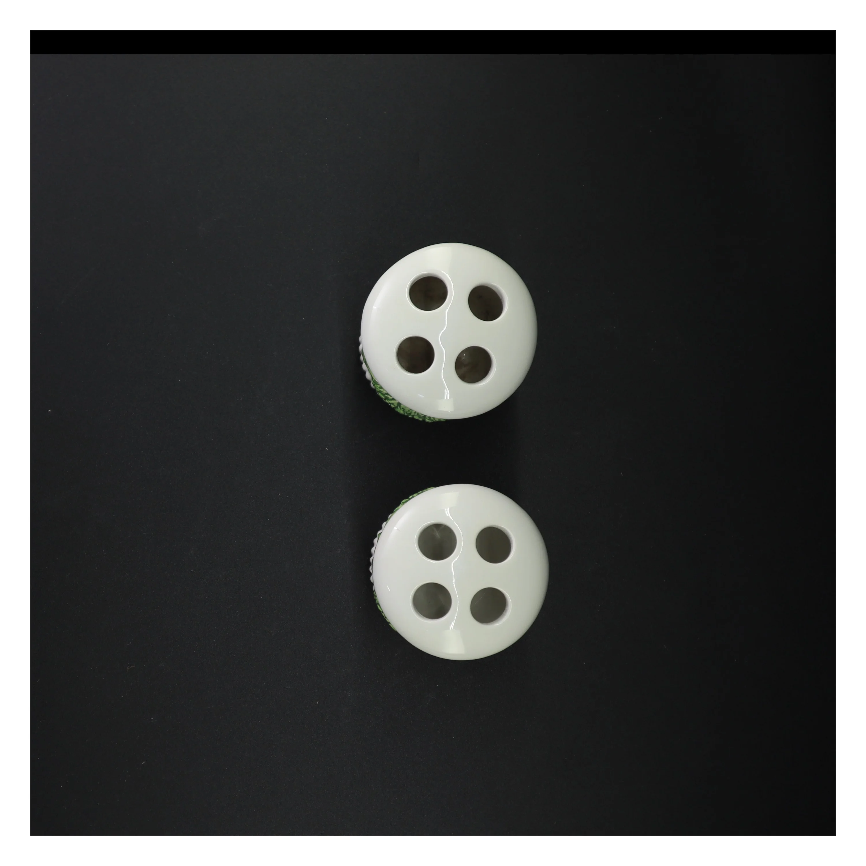 2stk Beringgård porcelænsvaser med grønne bånd. (str. 11 x 8 cm)