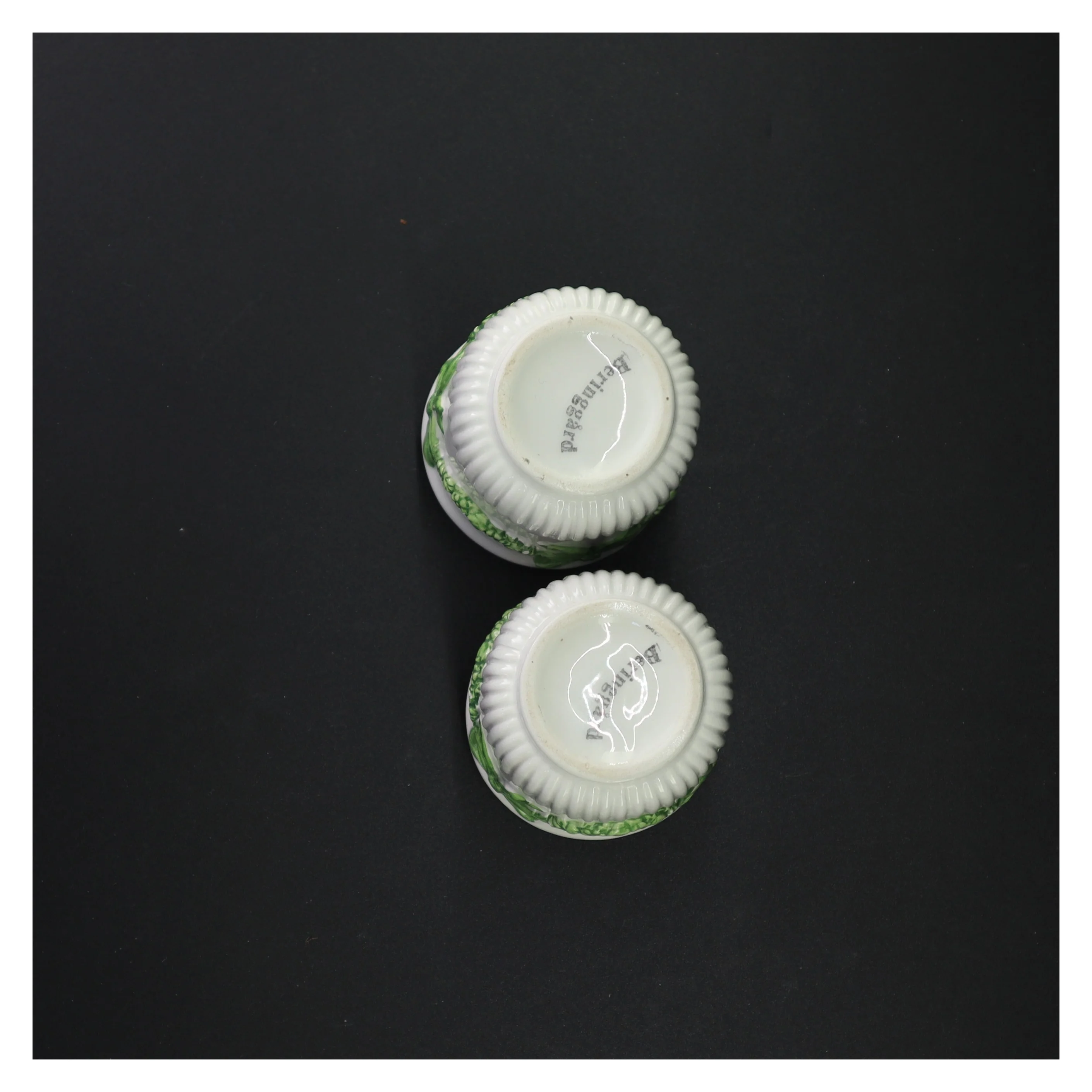 2stk Beringgård porcelænsvaser med grønne bånd. (str. 11 x 8 cm)