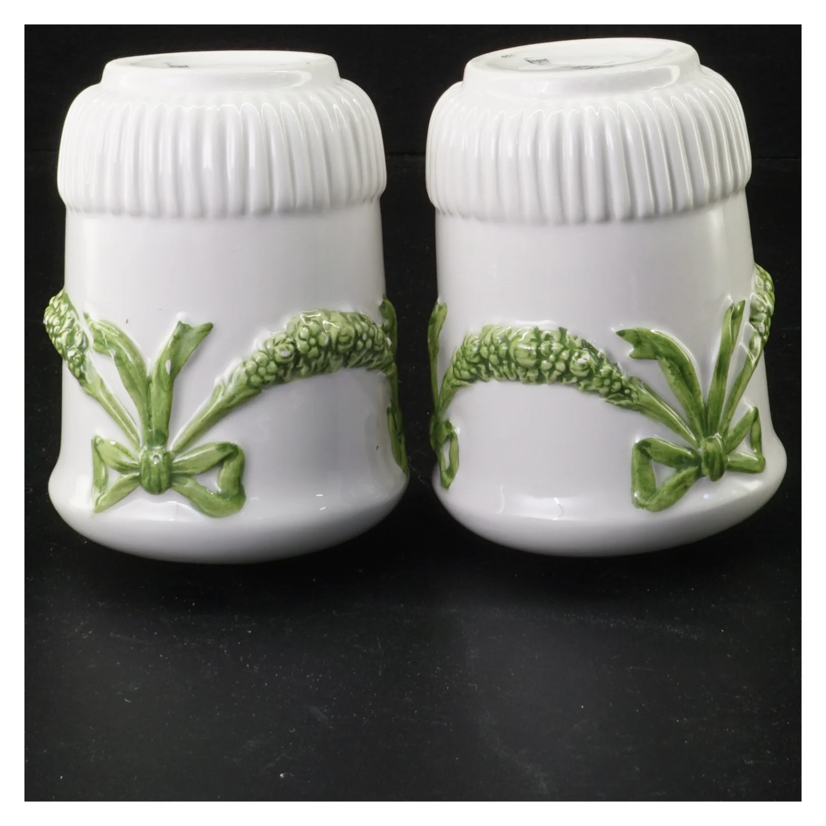 2stk Beringgård porcelænsvaser med grønne bånd. (str. 11 x 8 cm)