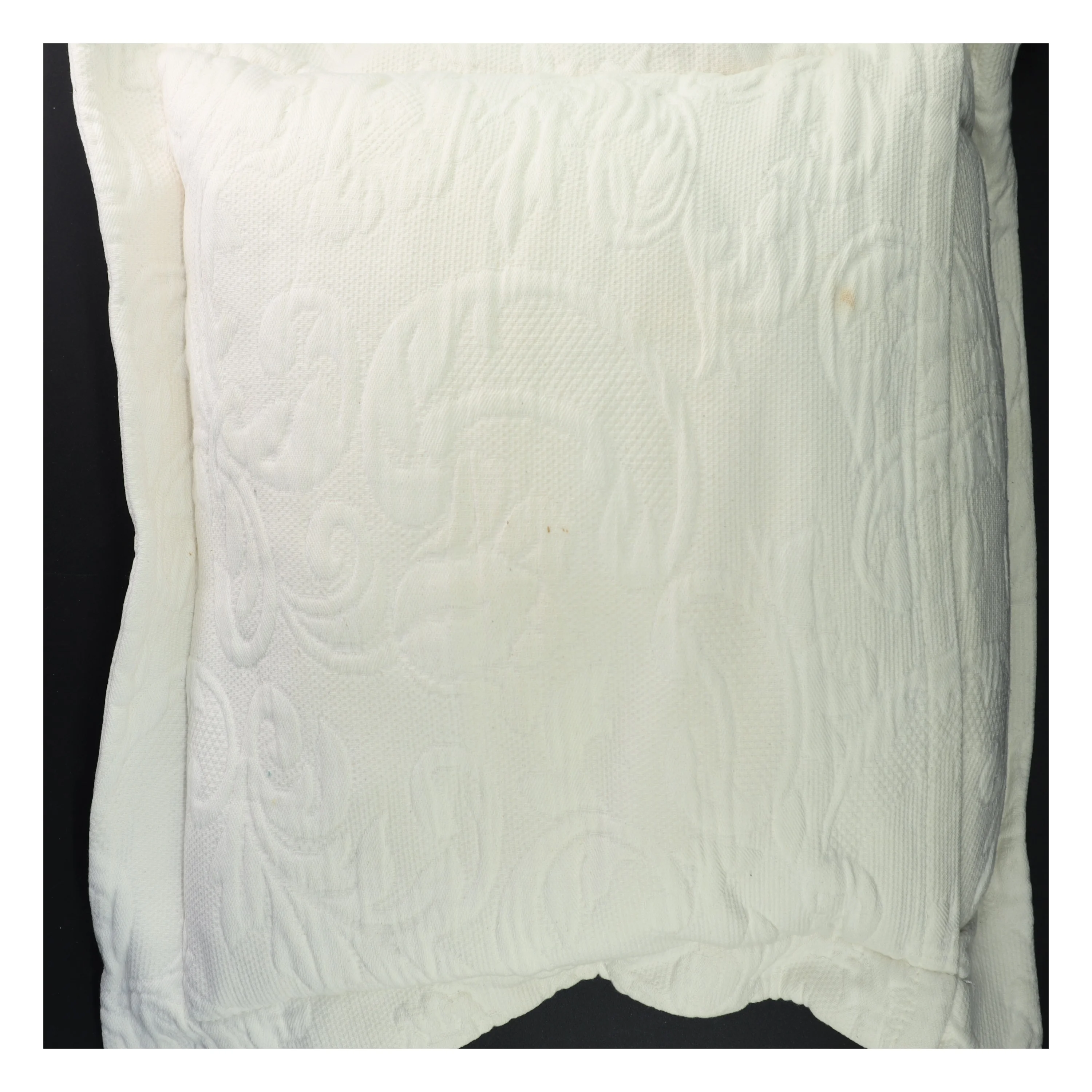 Hvid pyntepude med præget mønster (str. 45x45 cm)