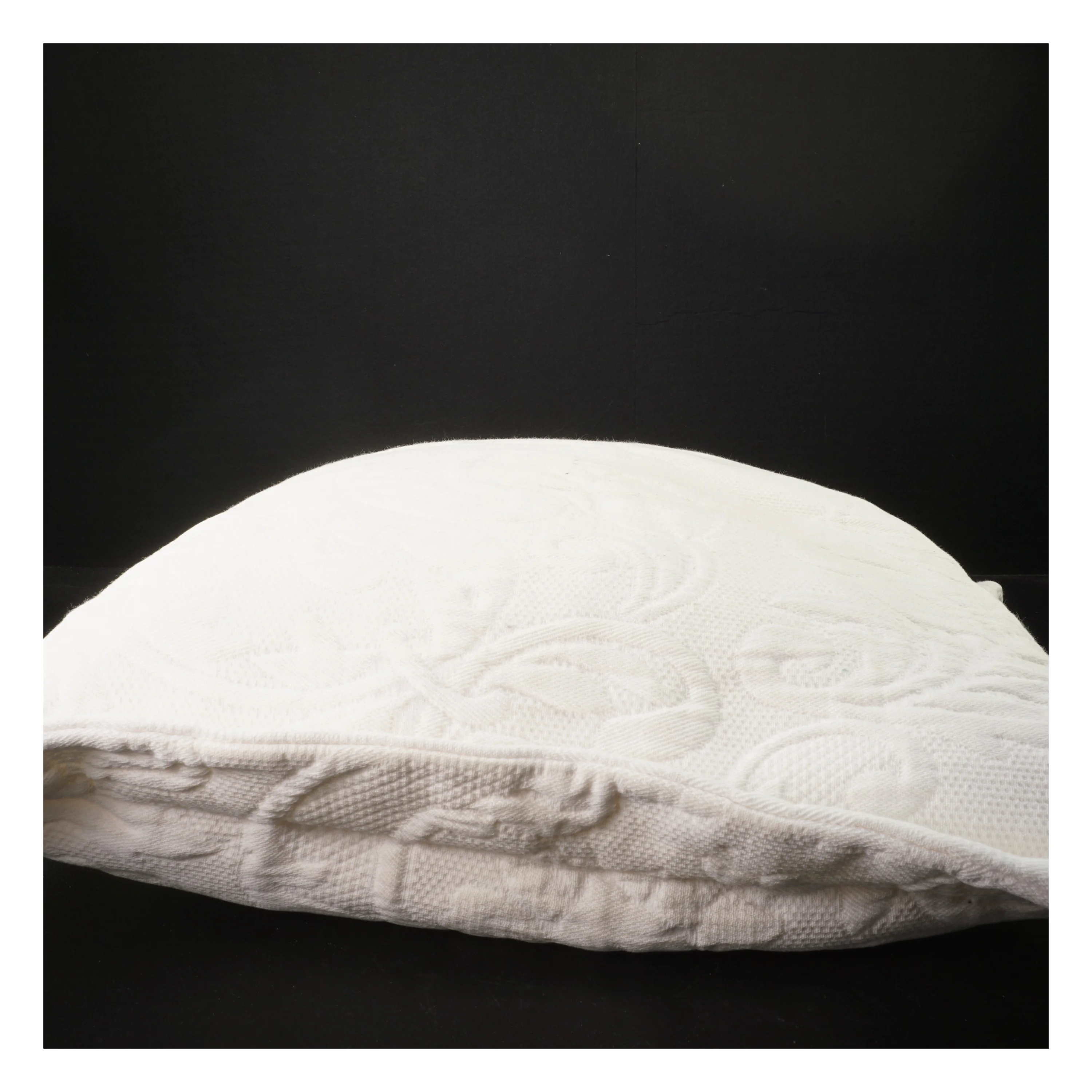 Hvid pyntepude med præget mønster (str. 45x45 cm)