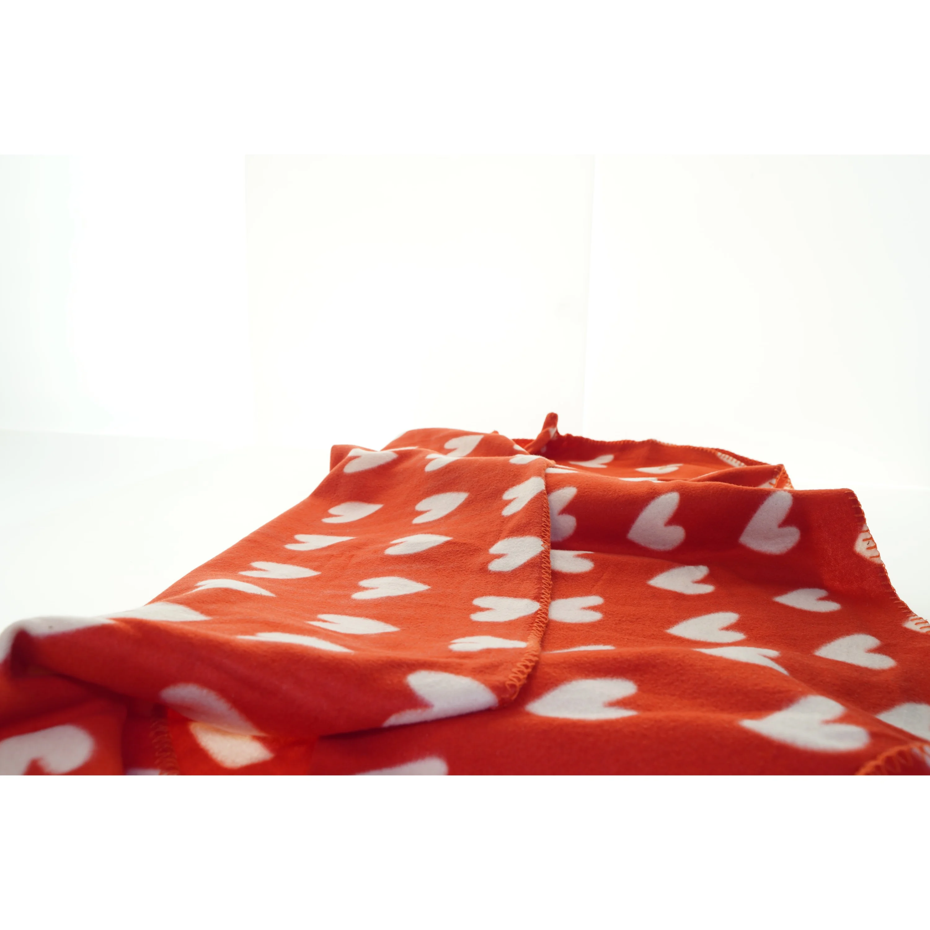 Fleece tæppe med hjerter (str. 130x200 cm)