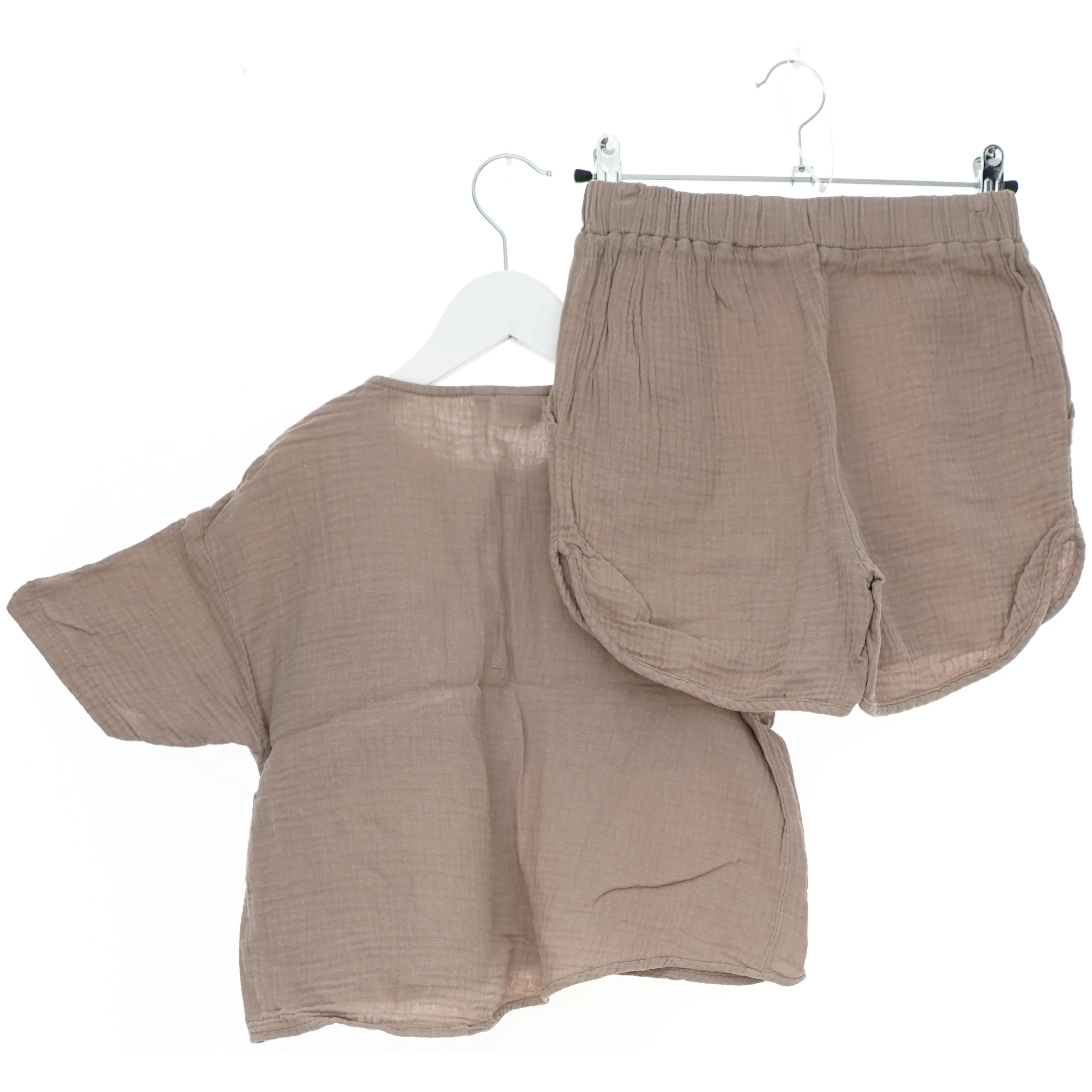 Brun kortærmet sæt med shorts fra Name It (str. 134)