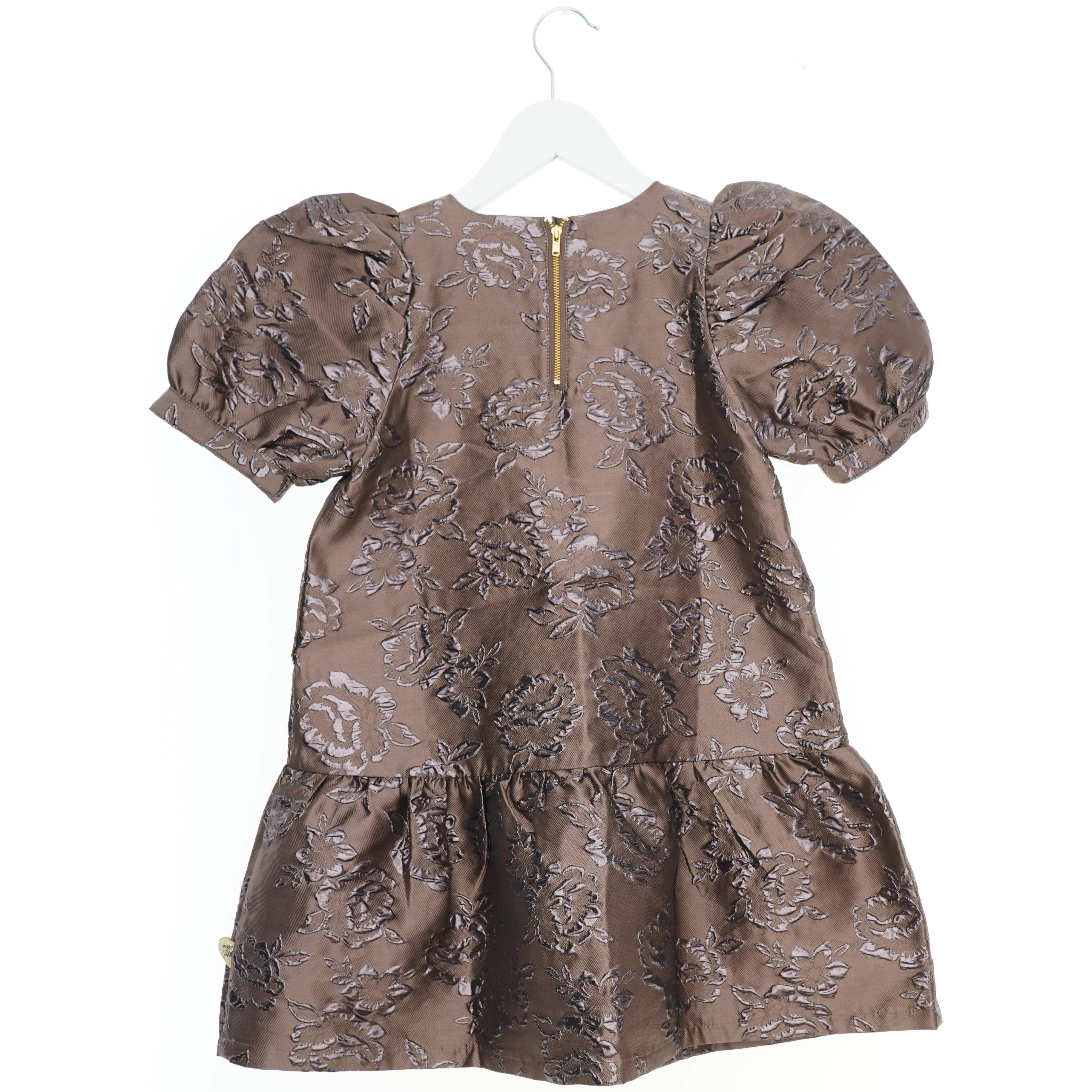 Brun kjole med blomsterdetaljer fra Pomp de Lux (str. 122)