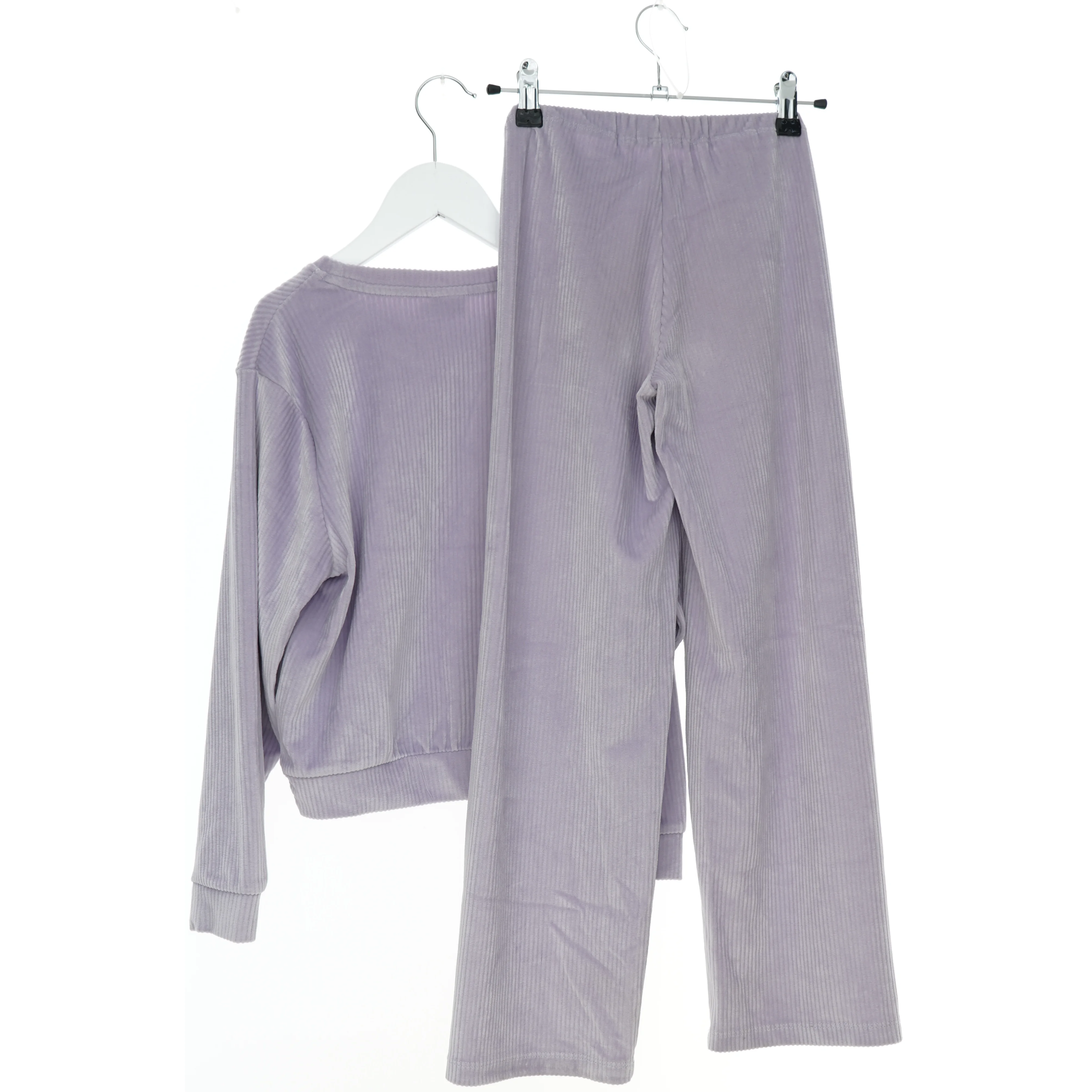 Lilla sæt med trøje og bukser fra Name It (str. 134)