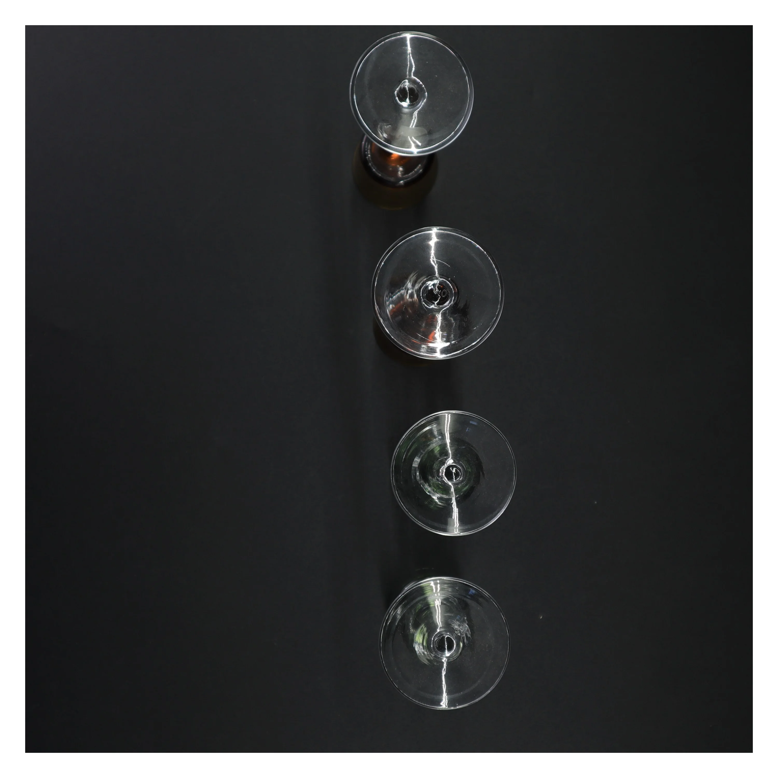 Sæt af fire farvede glas (str. 18 x 6 cm)