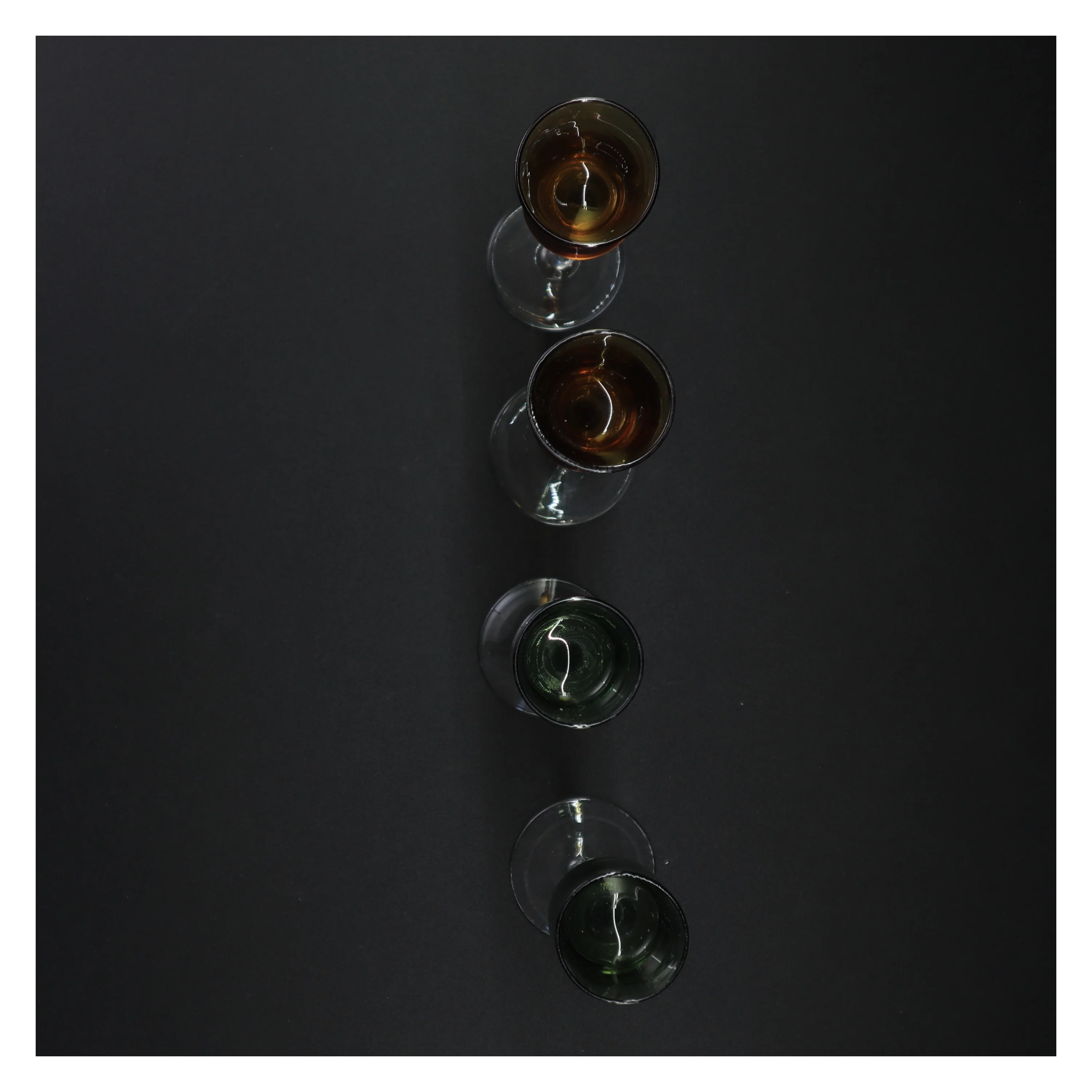 Sæt af fire farvede glas (str. 18 x 6 cm)