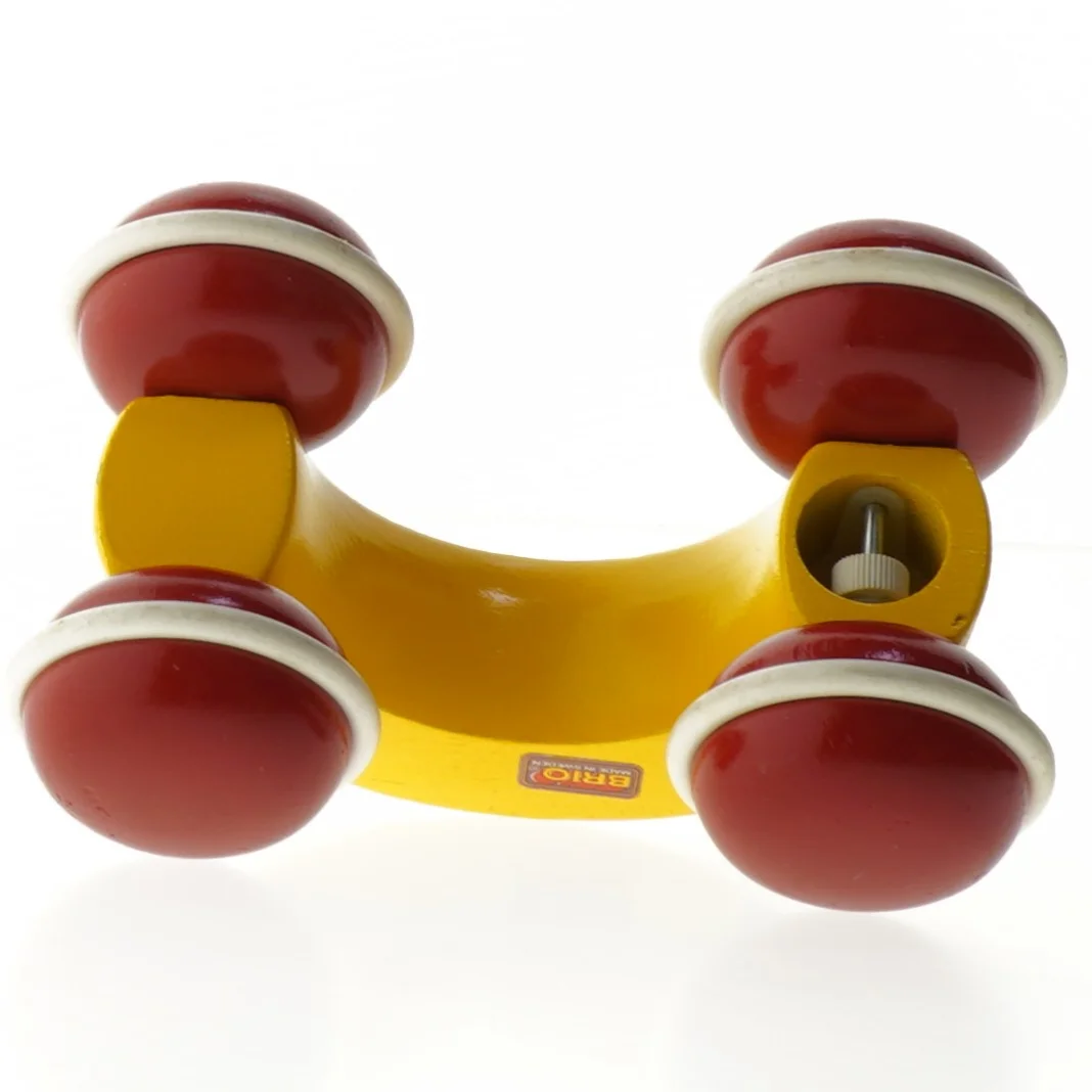 Gul og rød træbil fra Brio (str. 15 x 10 cm)