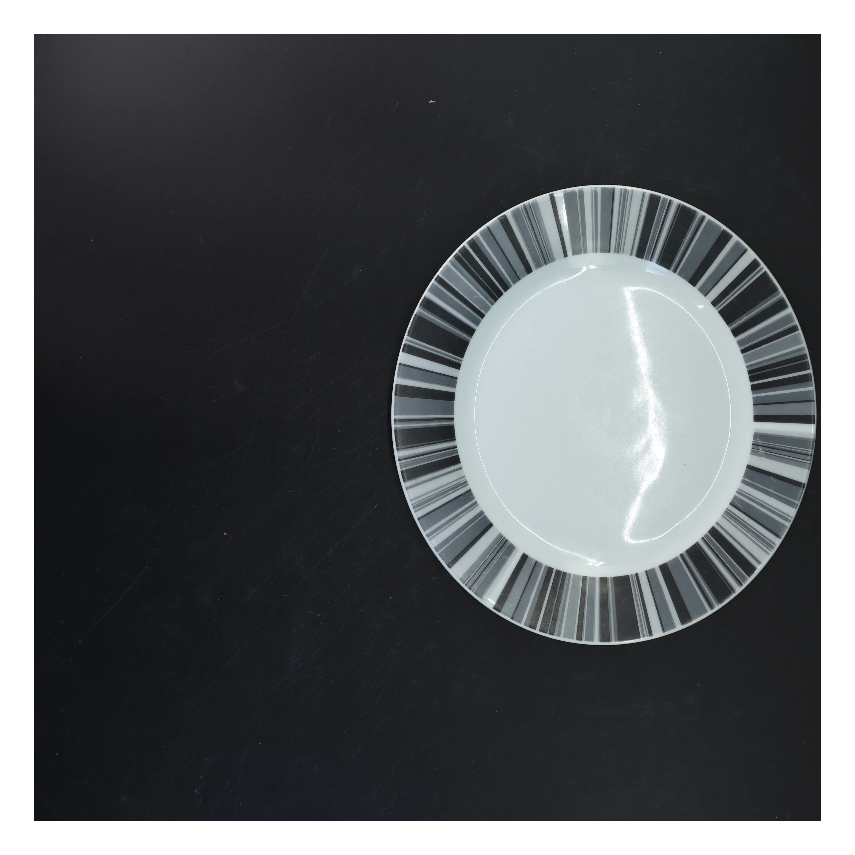 Porcelænstallerken med dekorativ kant (str. Ø 24 cm)