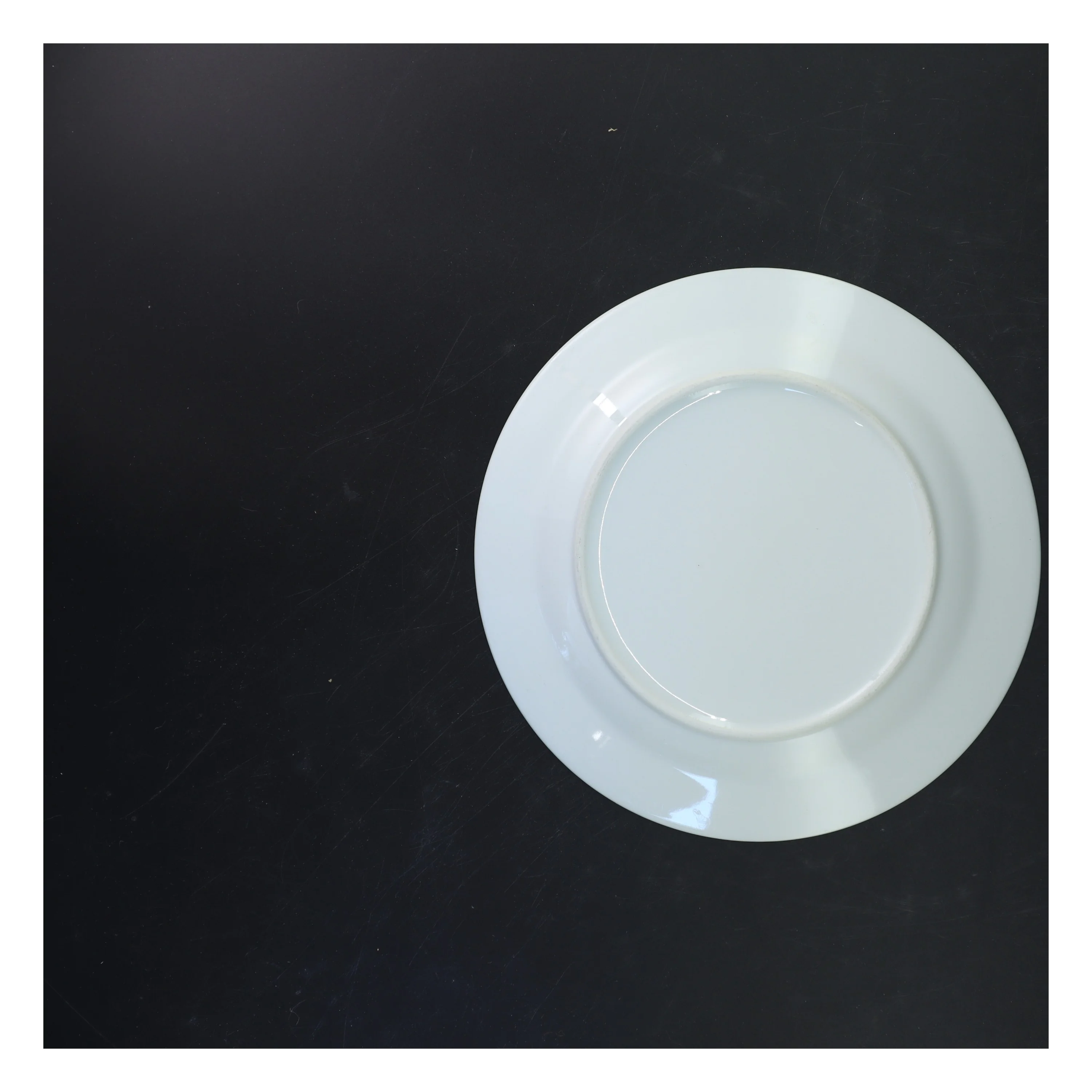 Porcelænstallerken med dekorativ kant (str. Ø 24 cm)