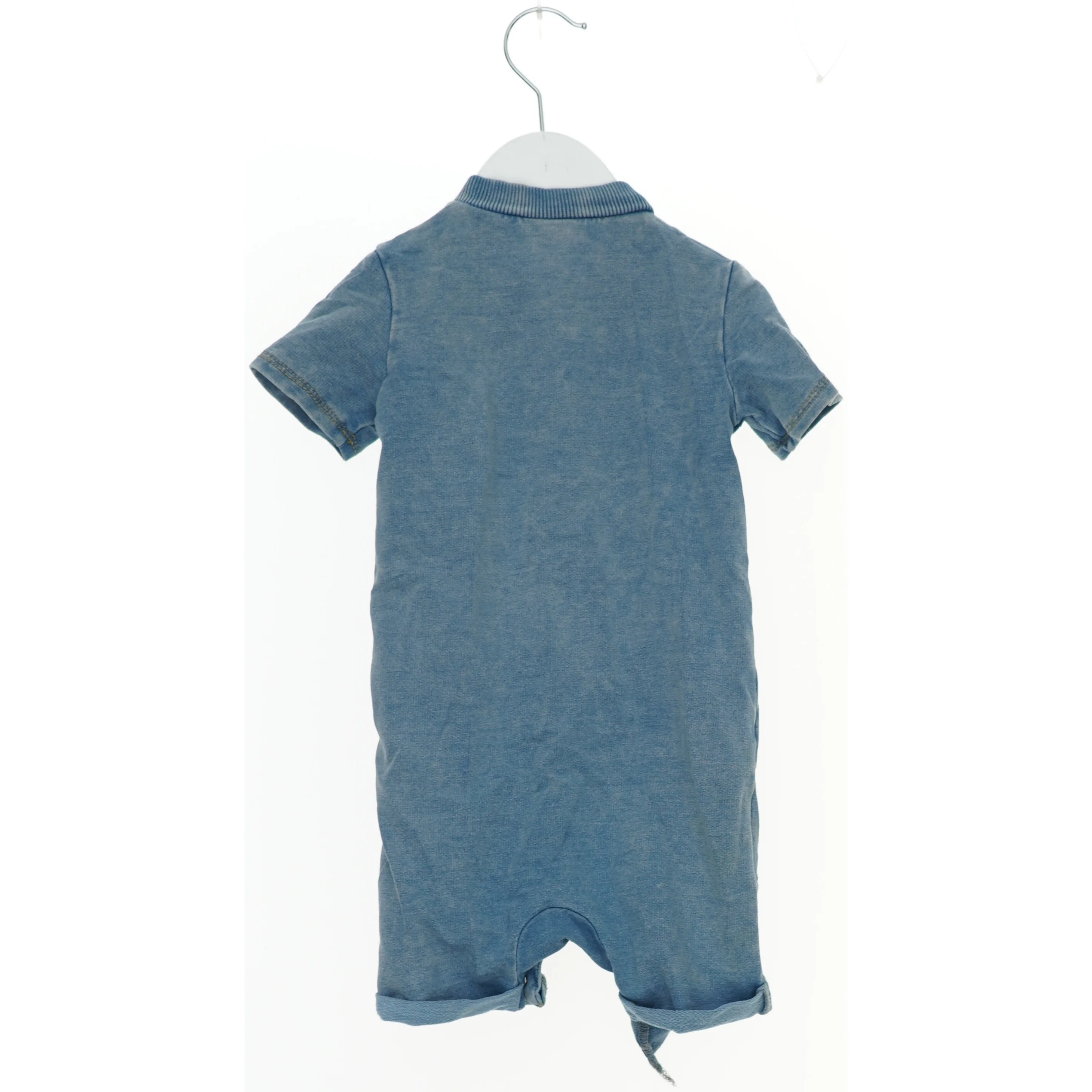 Kortærmet denim sparkedragt fra Name It (str. 80)