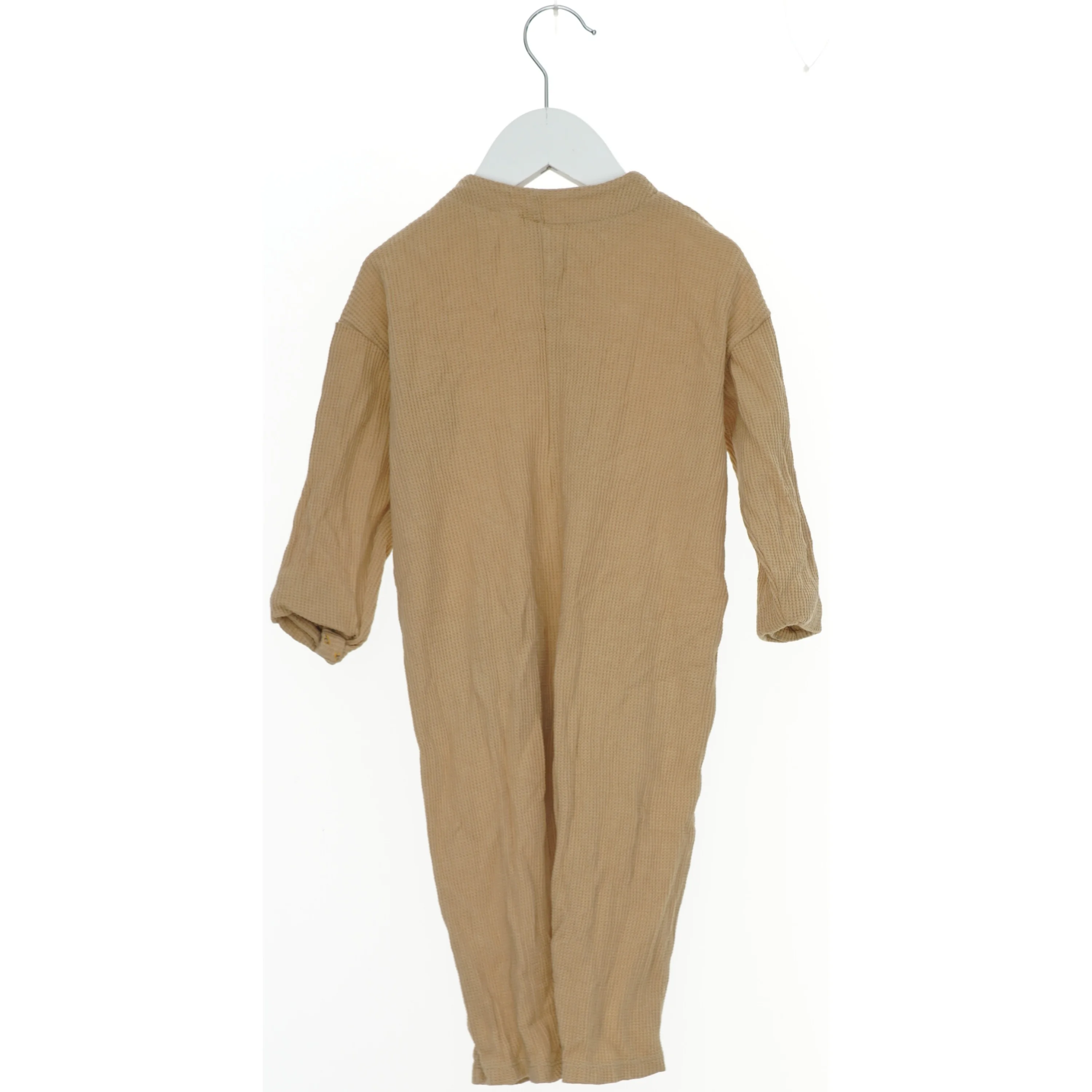 Heldragt med knapper fra Zara (str. 86)