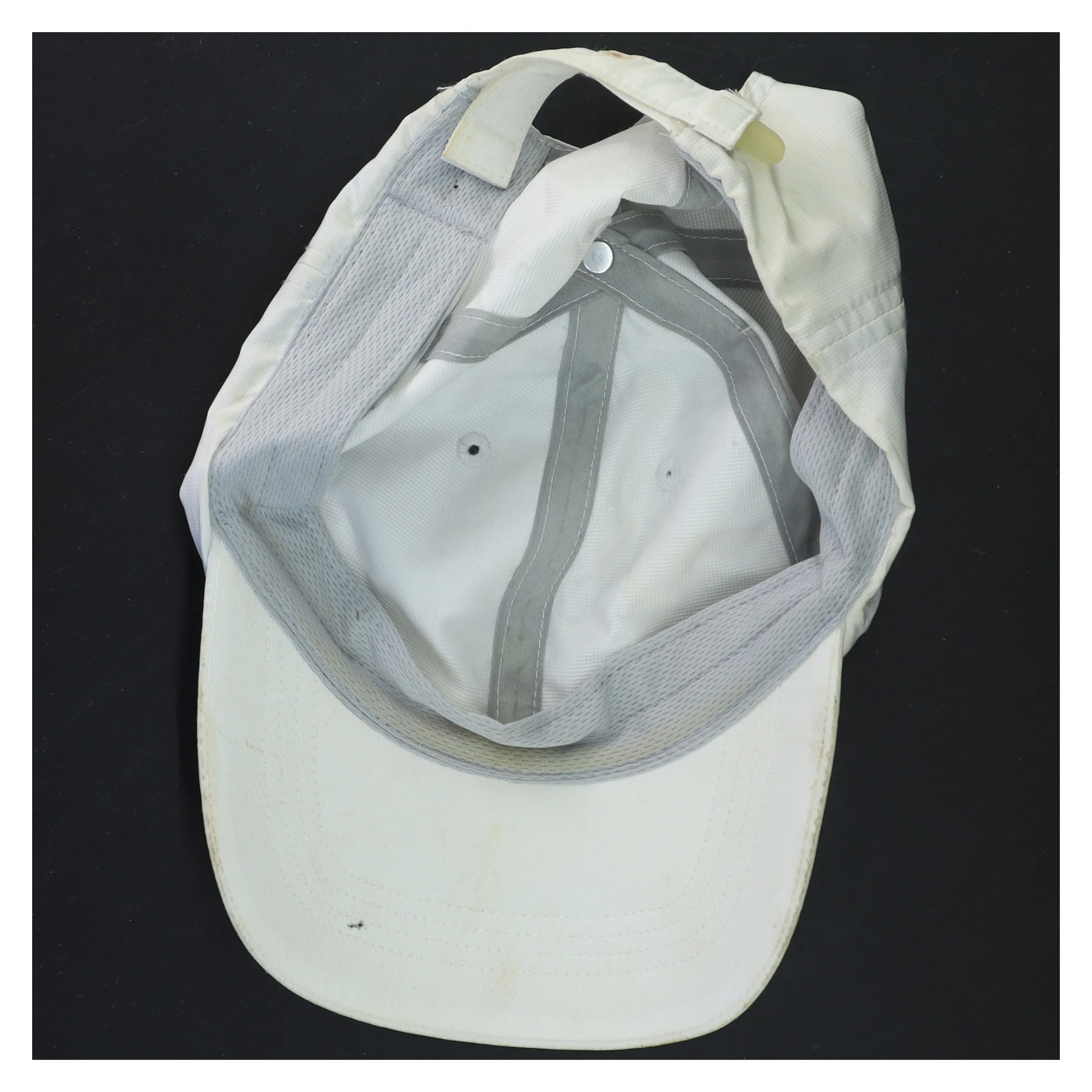 Hvid kasket fra Inesis (str. Ø 20 cm)