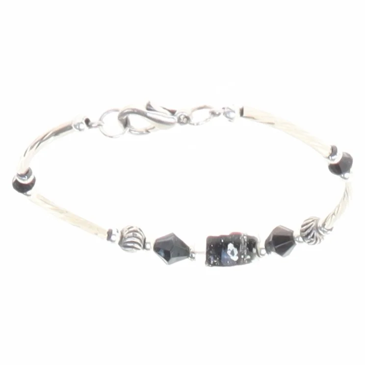 Armbånd med sorte perler (str. Ø 5,5 cm)